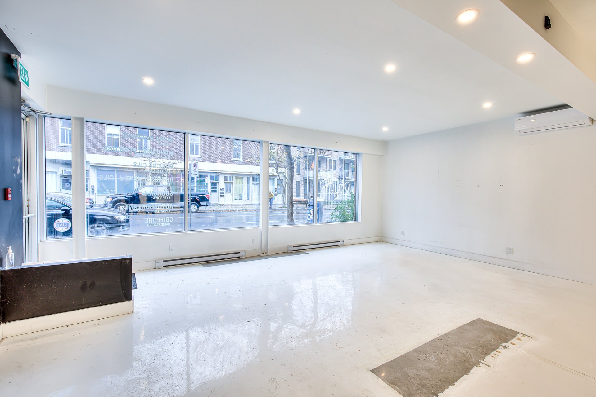 Photo - Reception Area