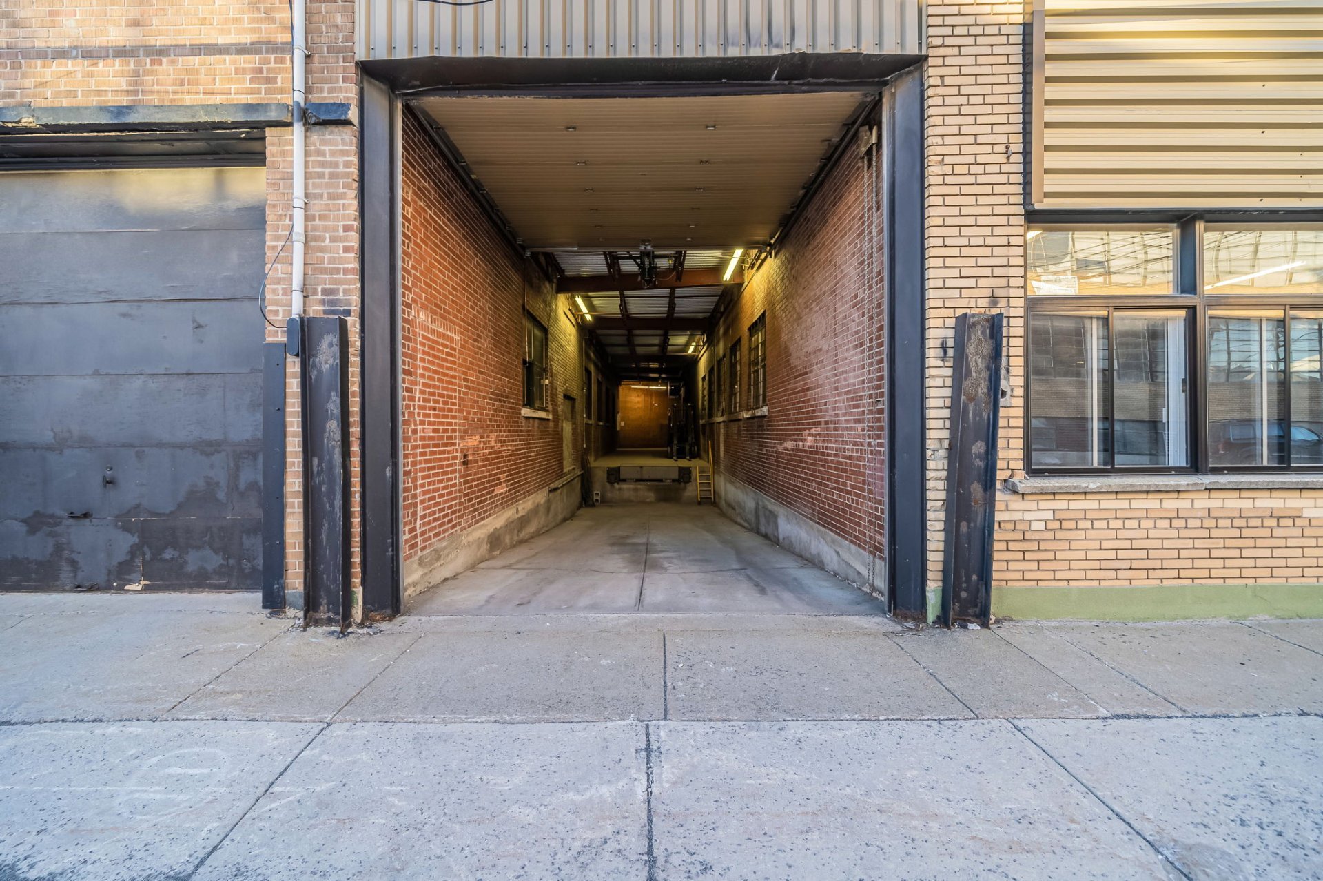 Photo - Shipping (door/dock)