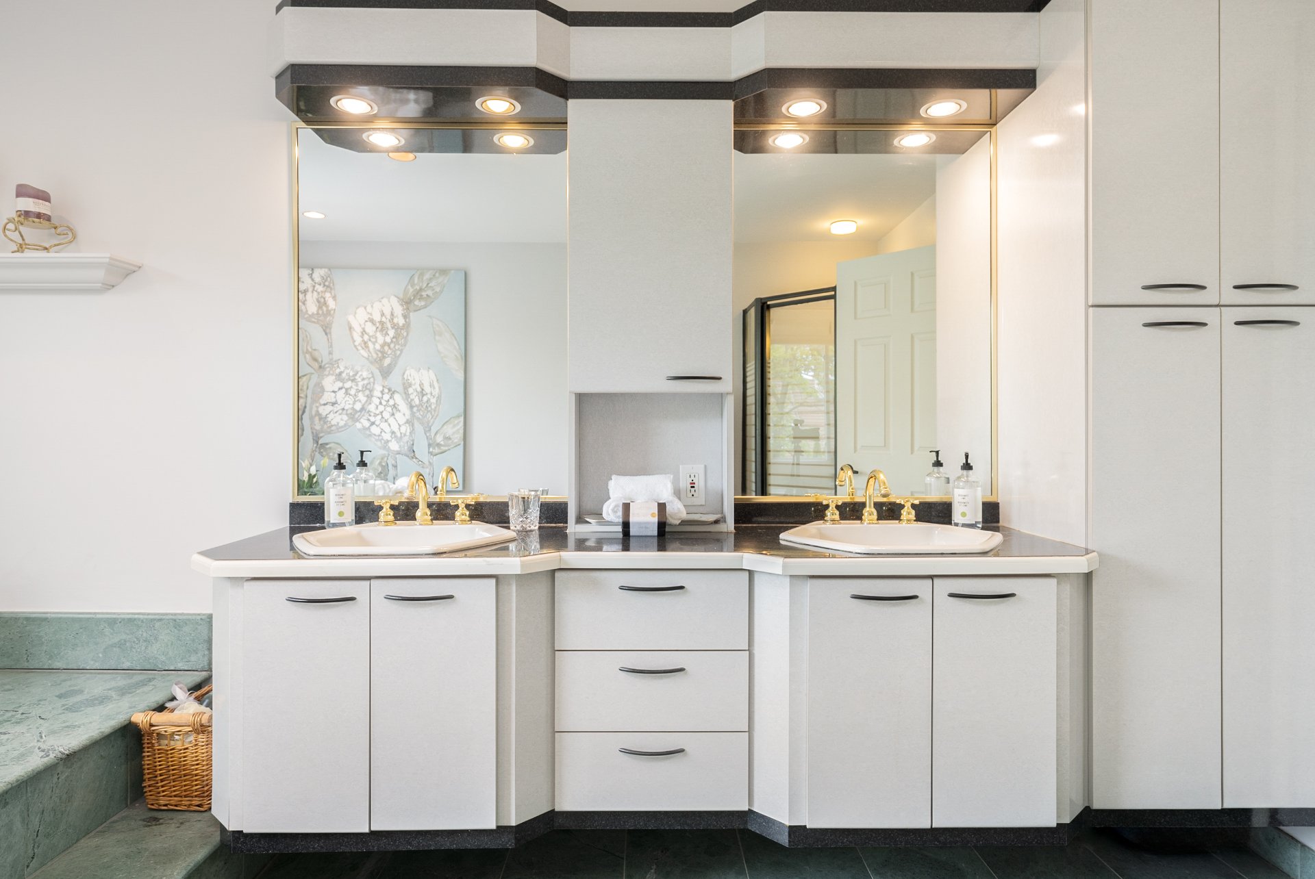 Photo - Ensuite bathroom