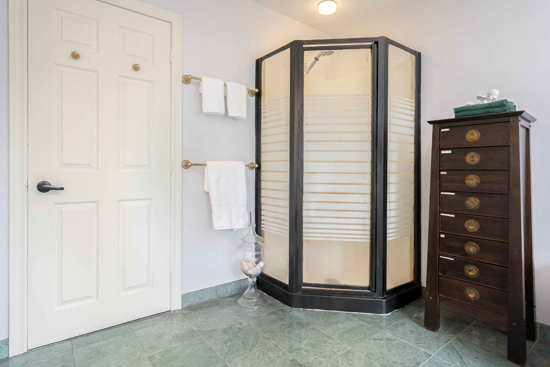 Photo - Ensuite bathroom