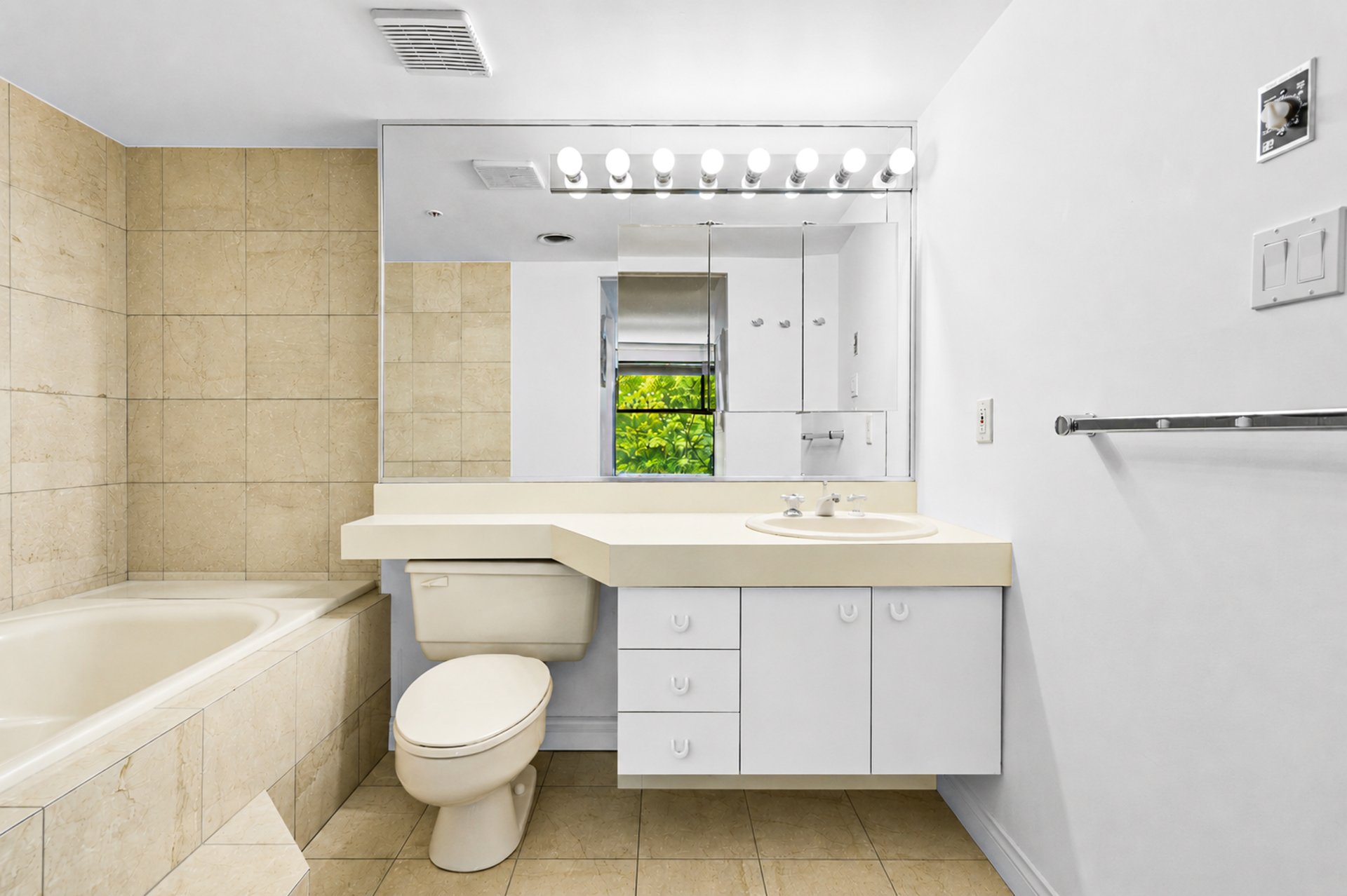 Photo - Ensuite bathroom