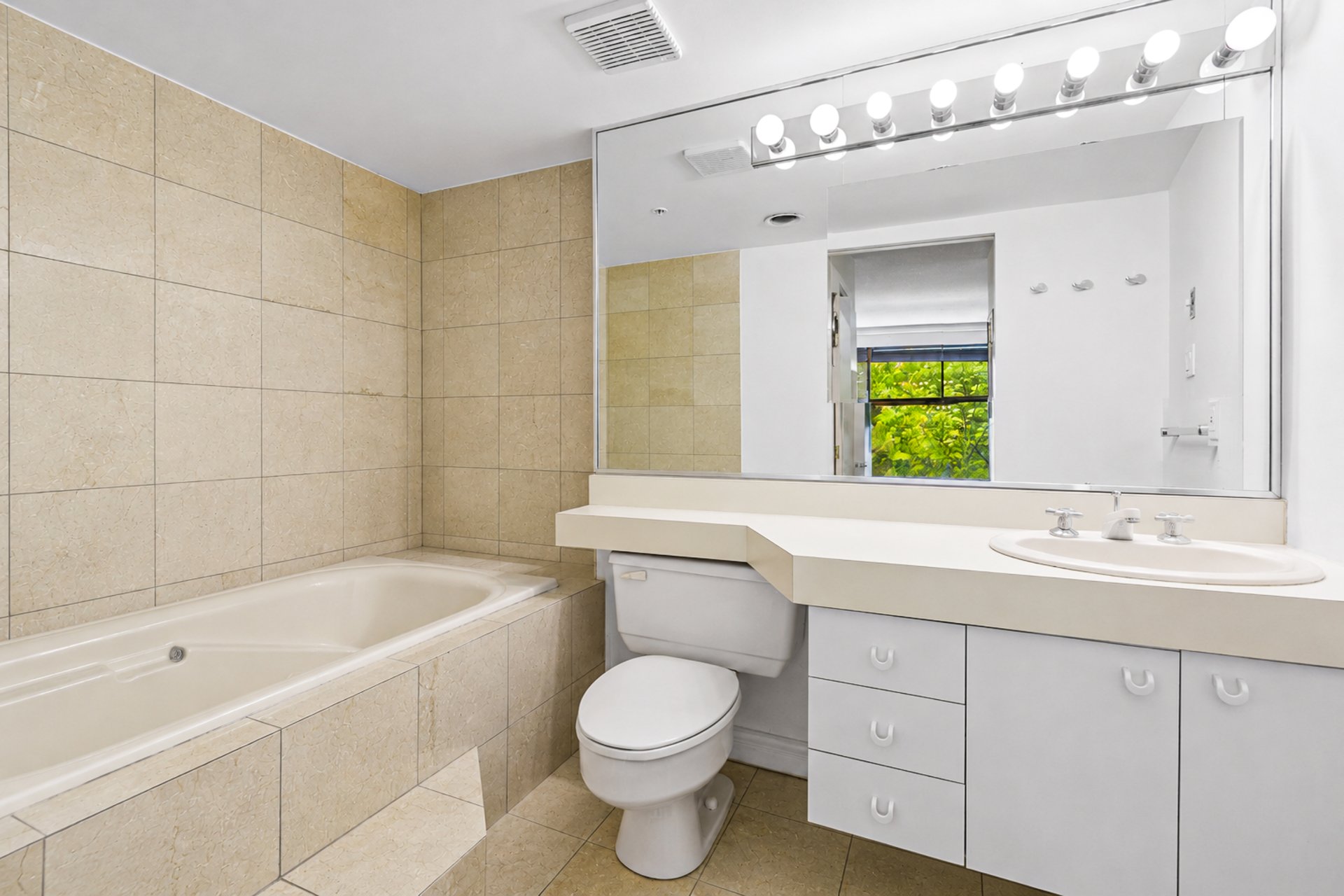 Photo - Ensuite bathroom