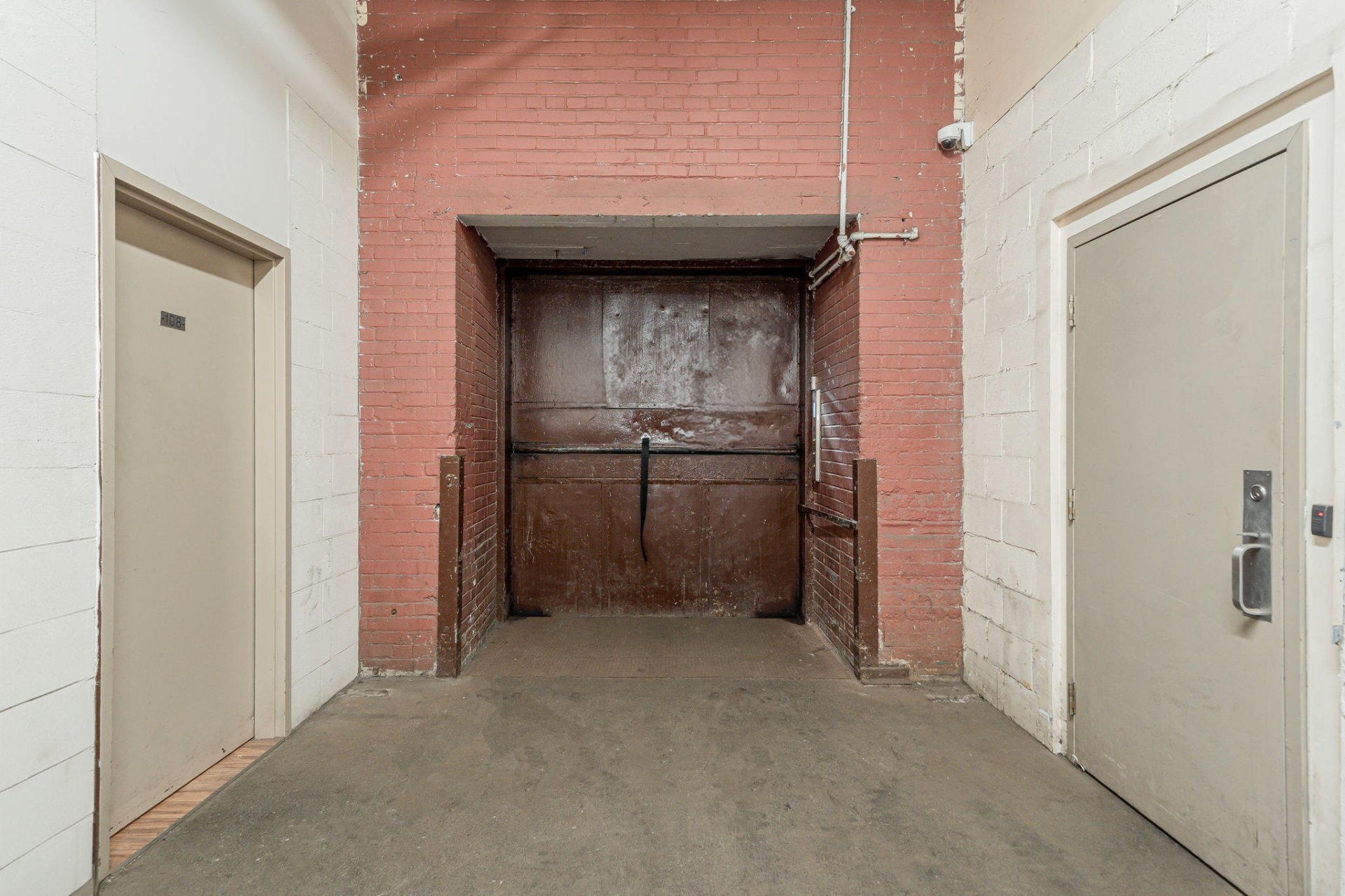 Photo - Shipping (door/dock)