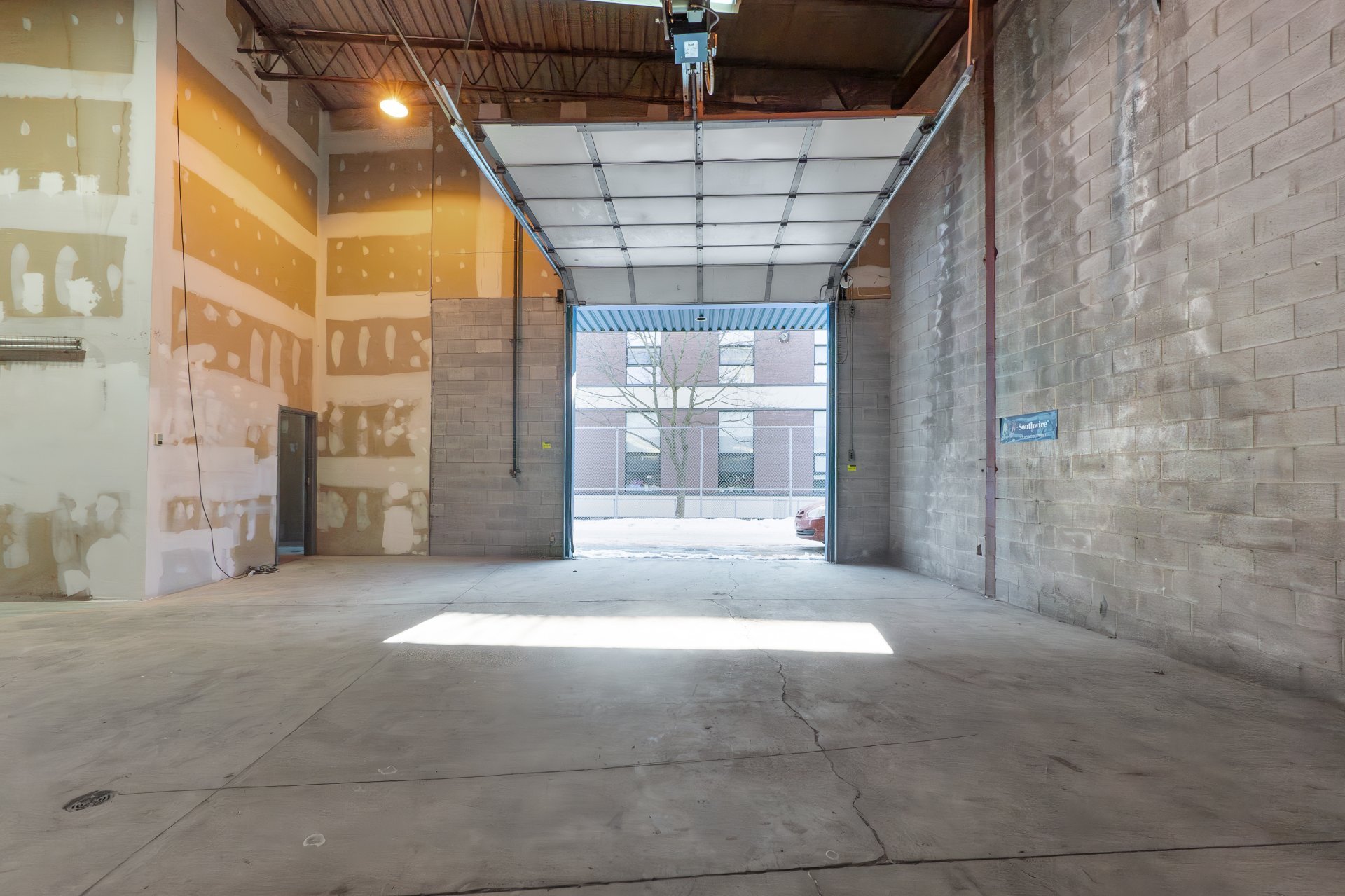 Photo - Shipping (door/dock)