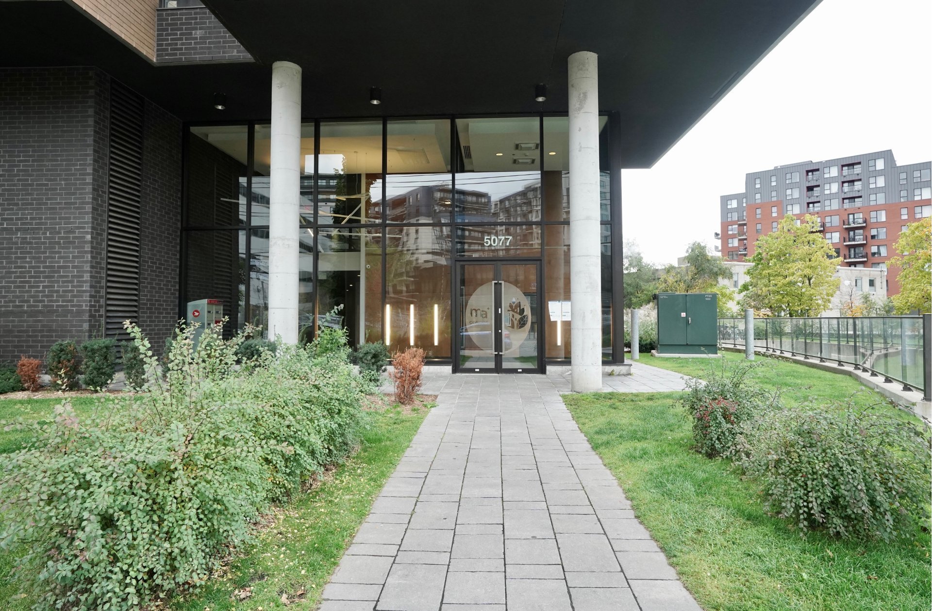 Photo - Façade