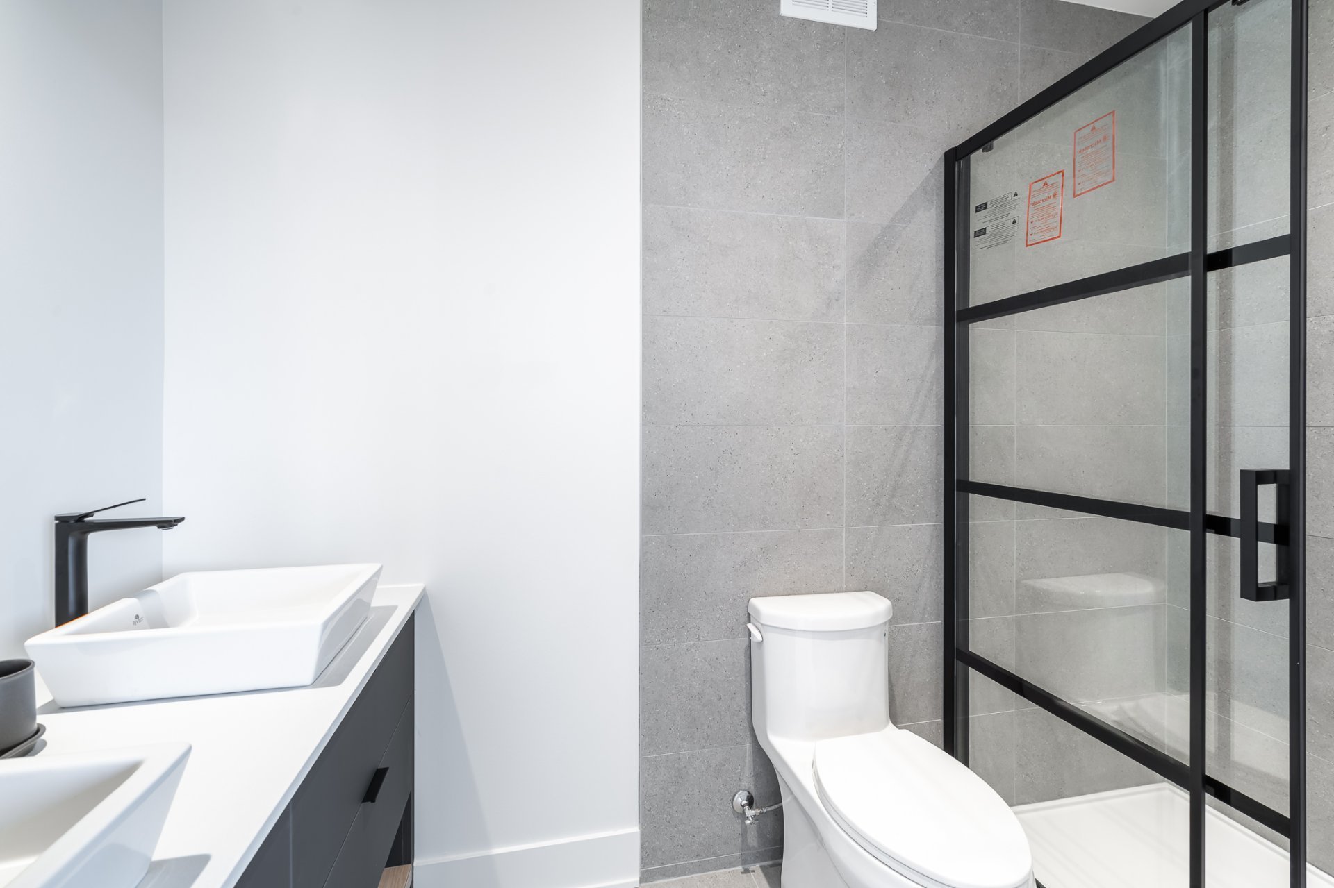 Photo - Ensuite bathroom