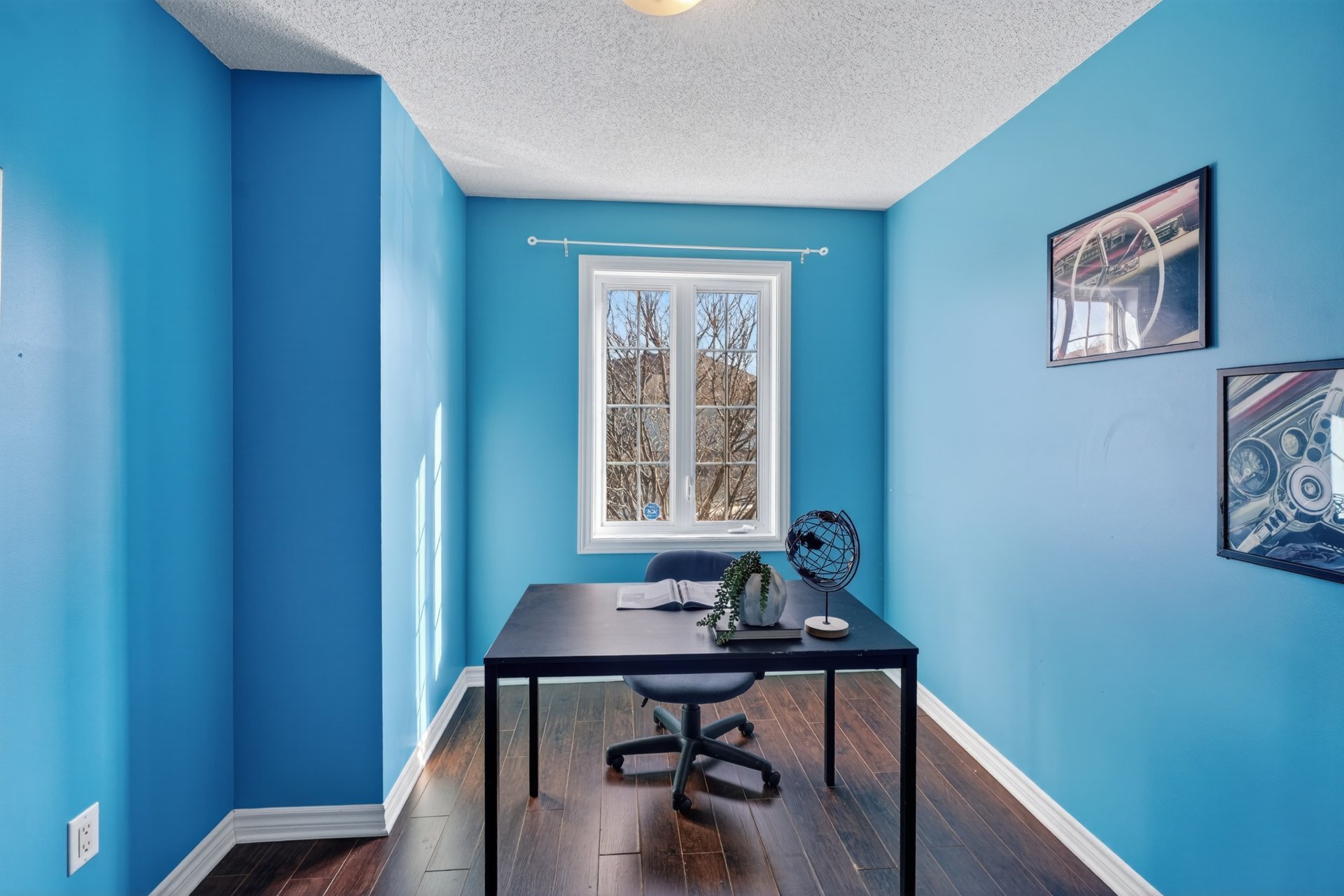 Photo - Bureau