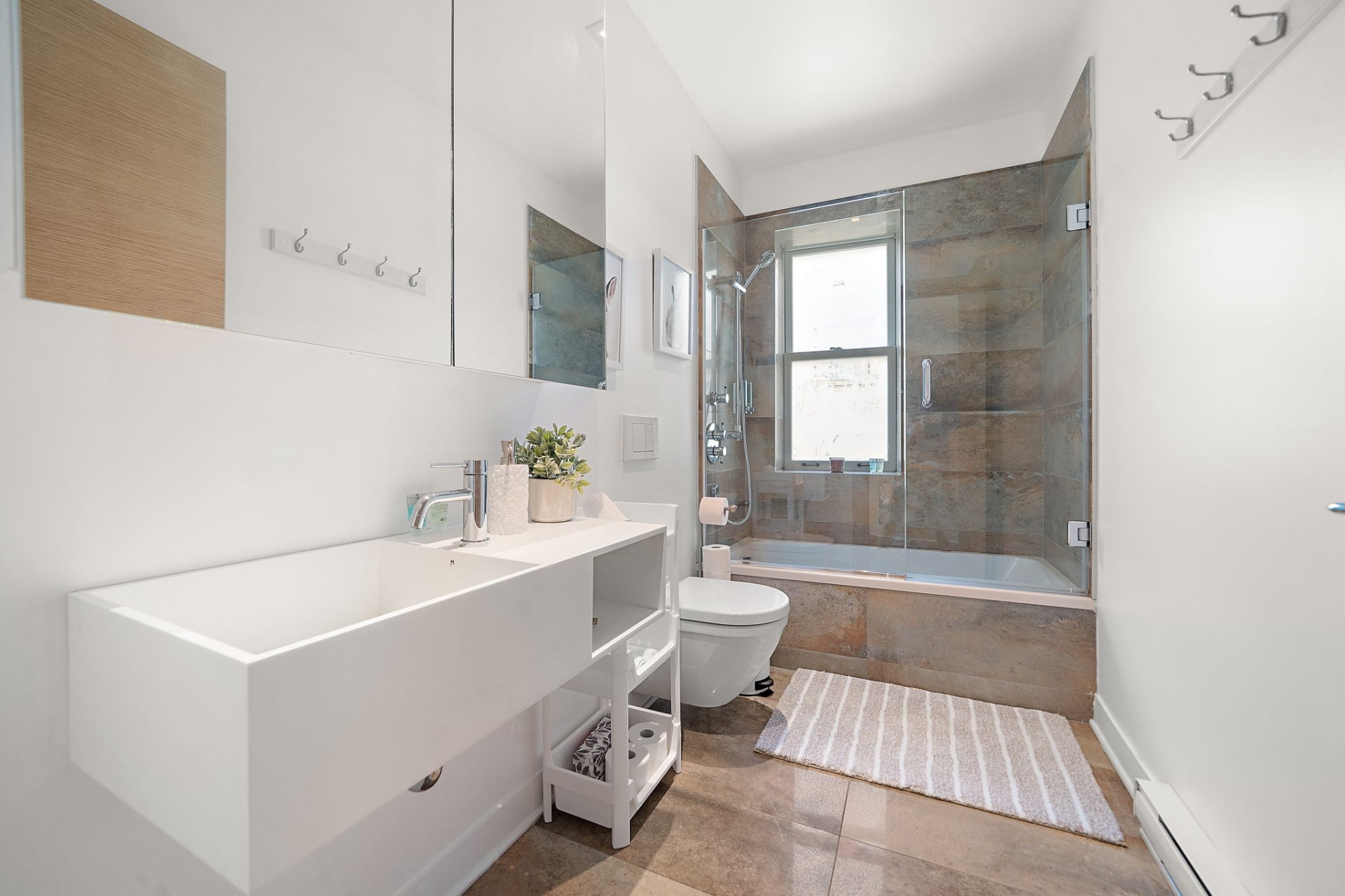 Photo - Ensuite bathroom