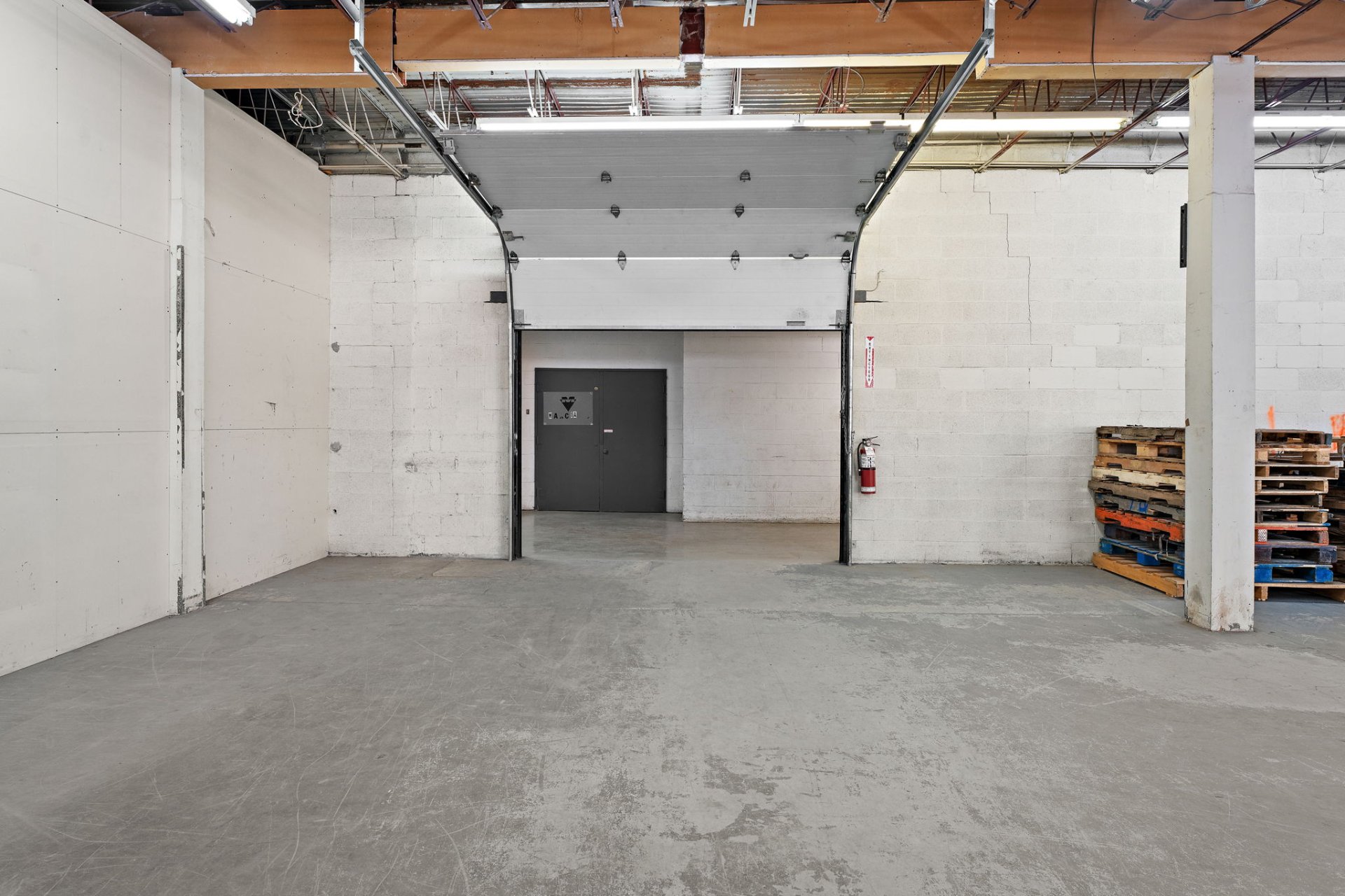 Photo - Shipping (door/dock)