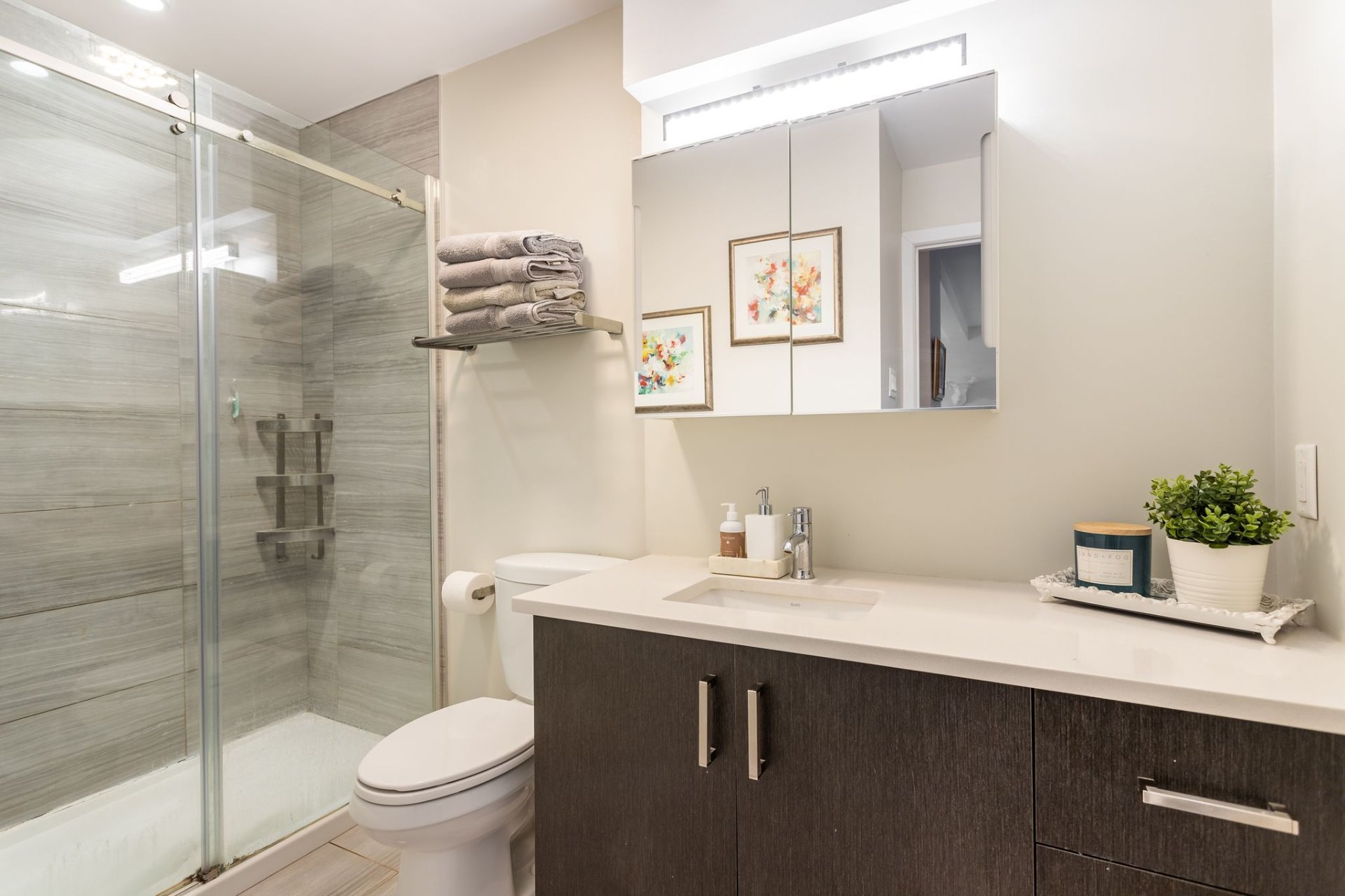 Photo - Ensuite bathroom