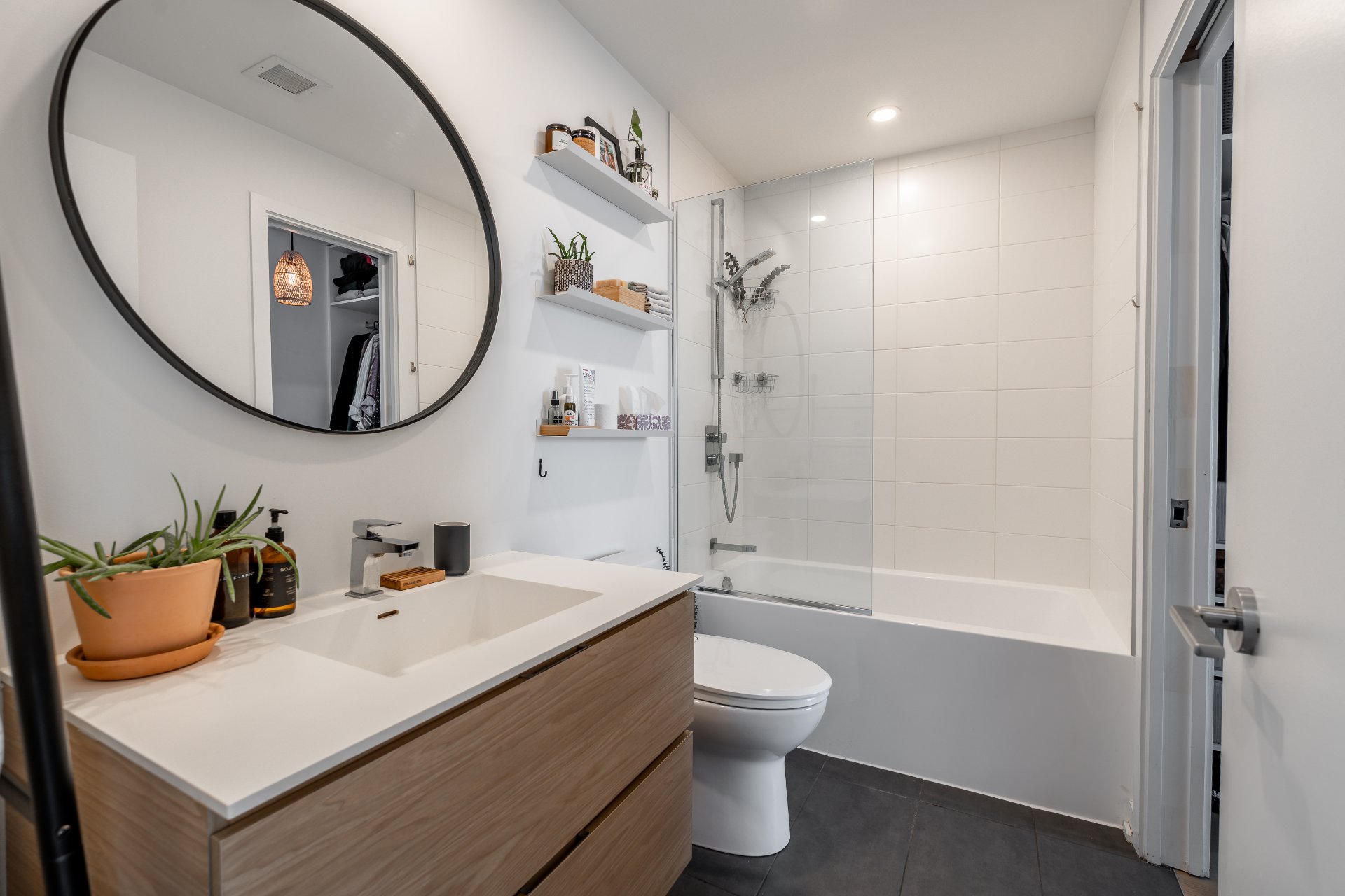 Photo - Ensuite bathroom