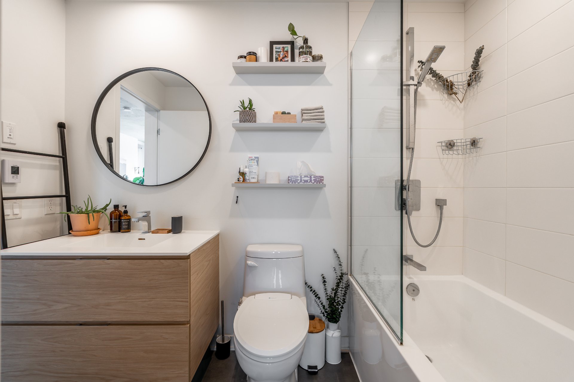 Photo - Ensuite bathroom