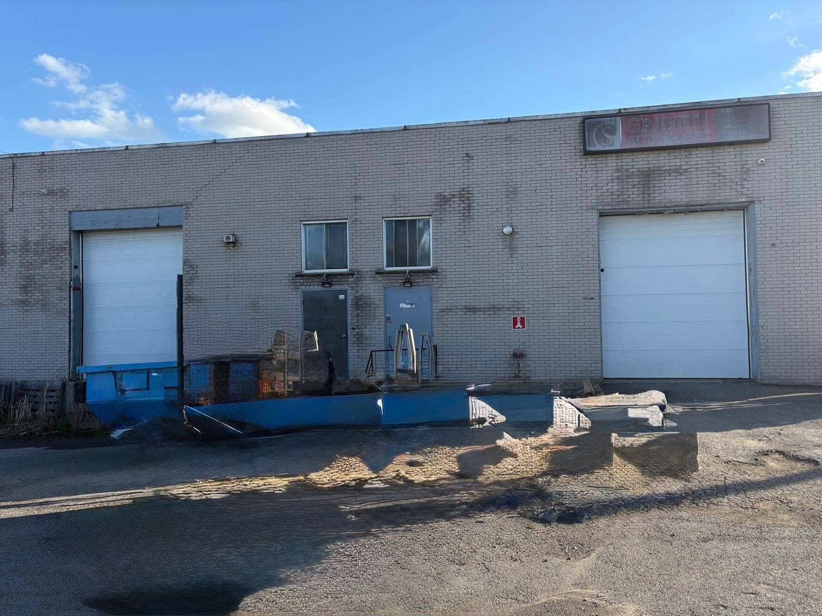 Photo - Shipping (door/dock)