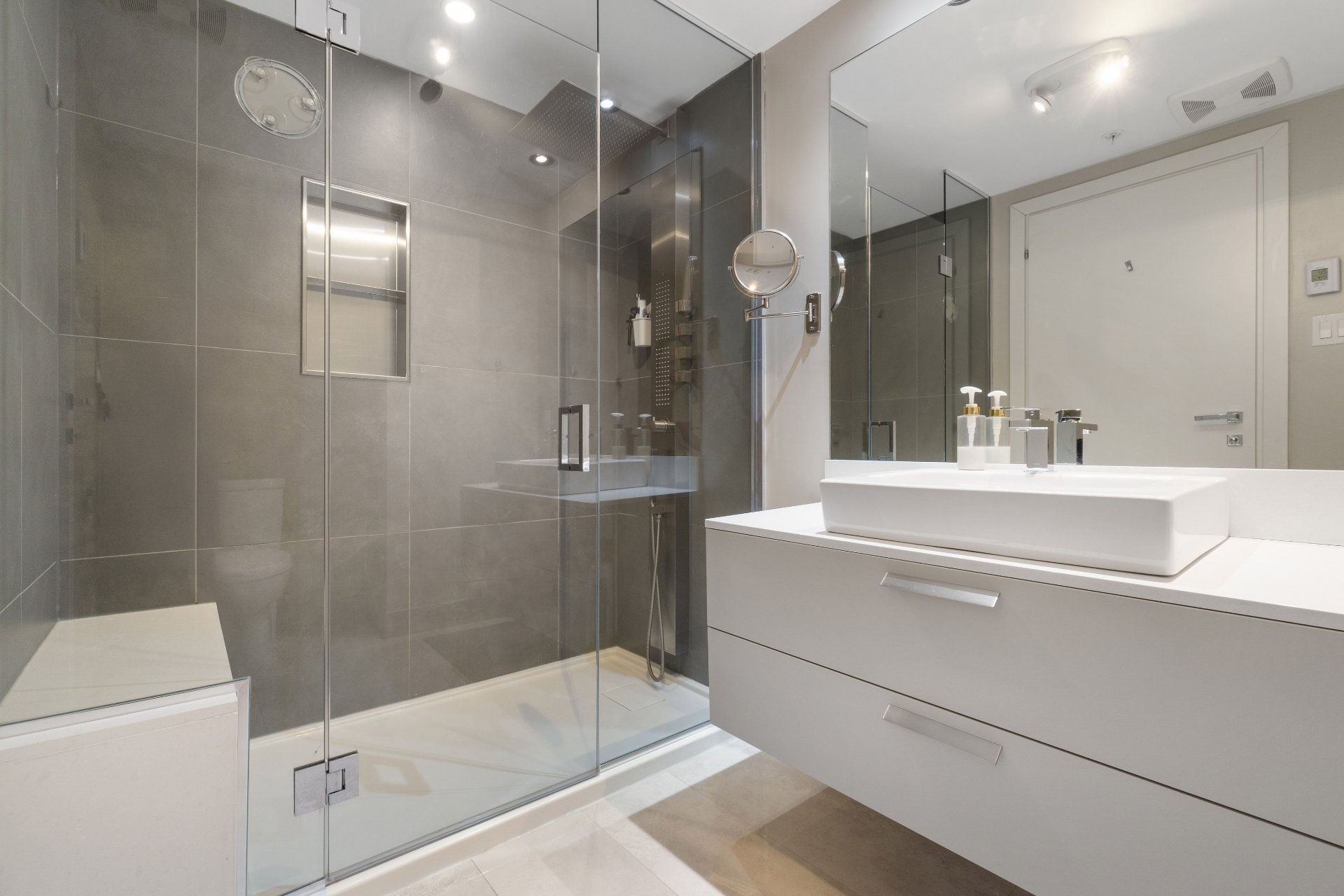 Photo - Ensuite bathroom