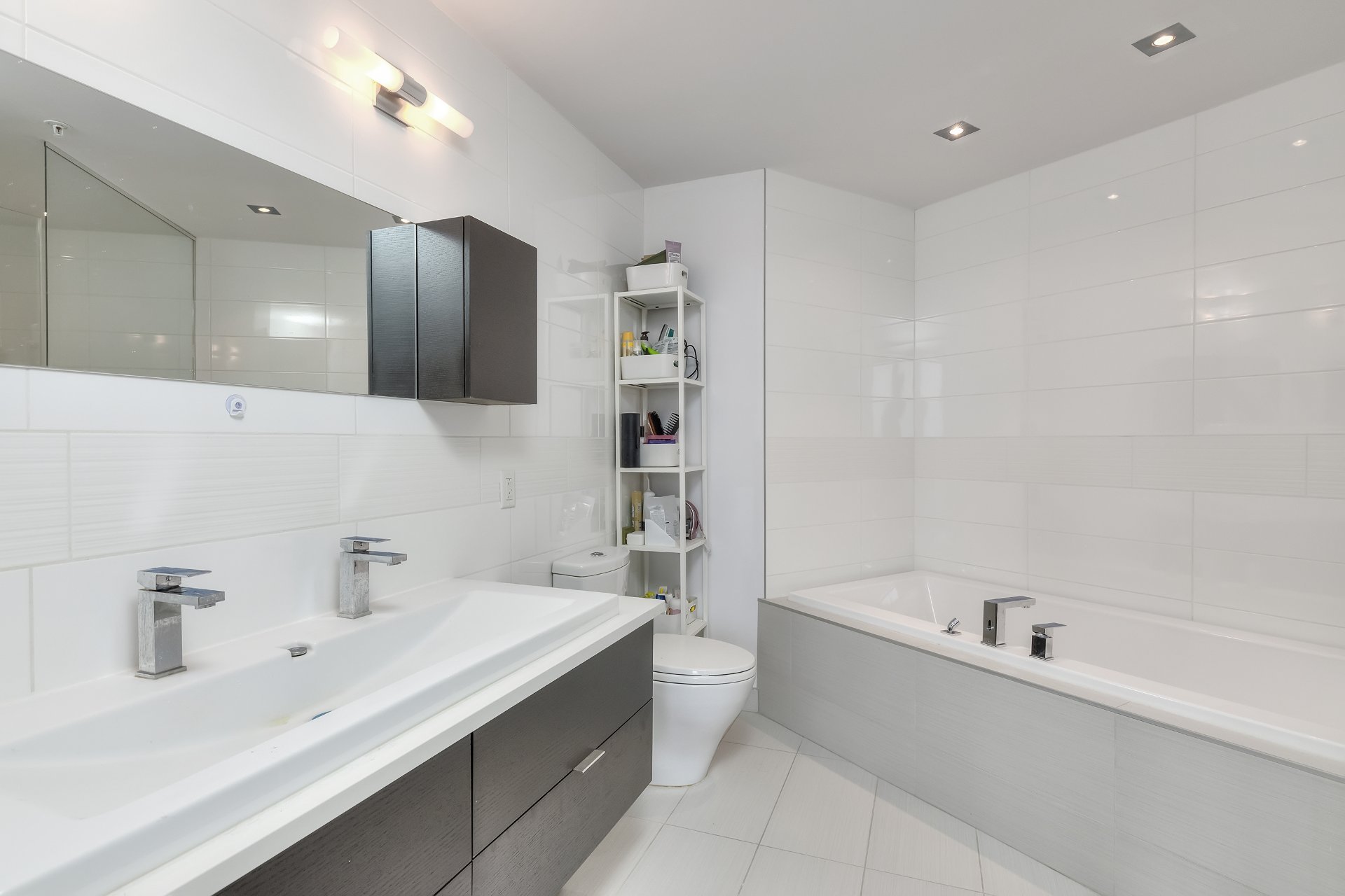 Photo - Ensuite bathroom