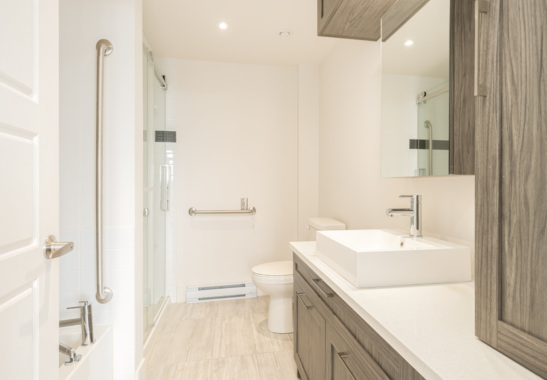 Photo - Ensuite bathroom