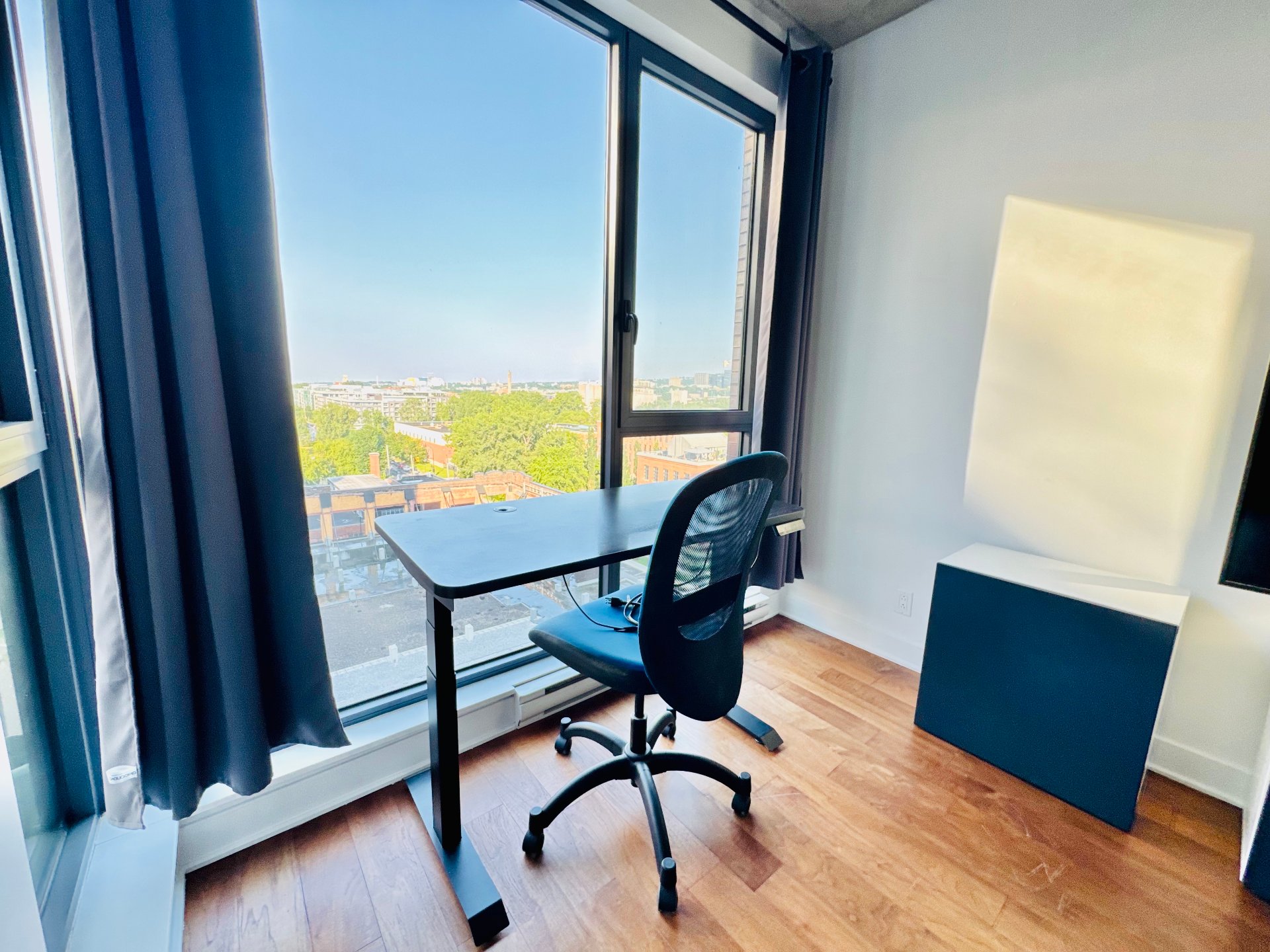 Photo - Bureau