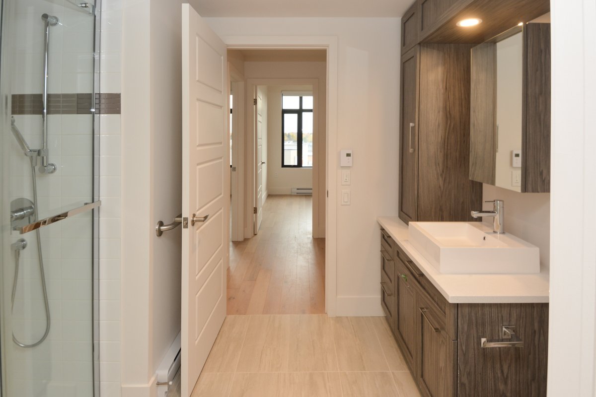 Photo - Ensuite bathroom