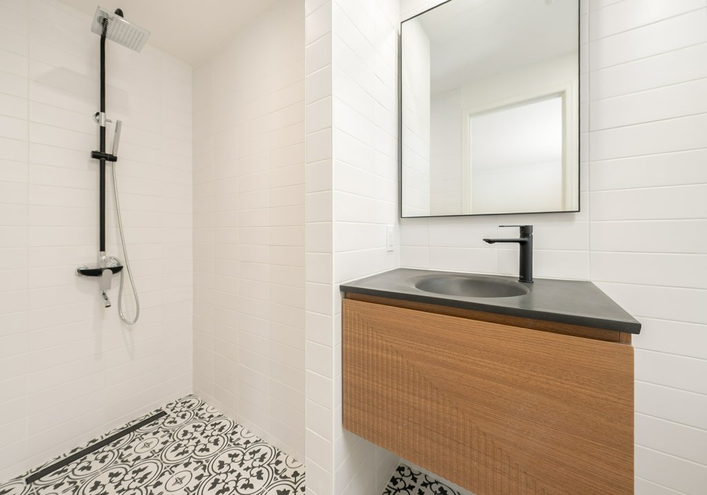 Photo - Ensuite bathroom