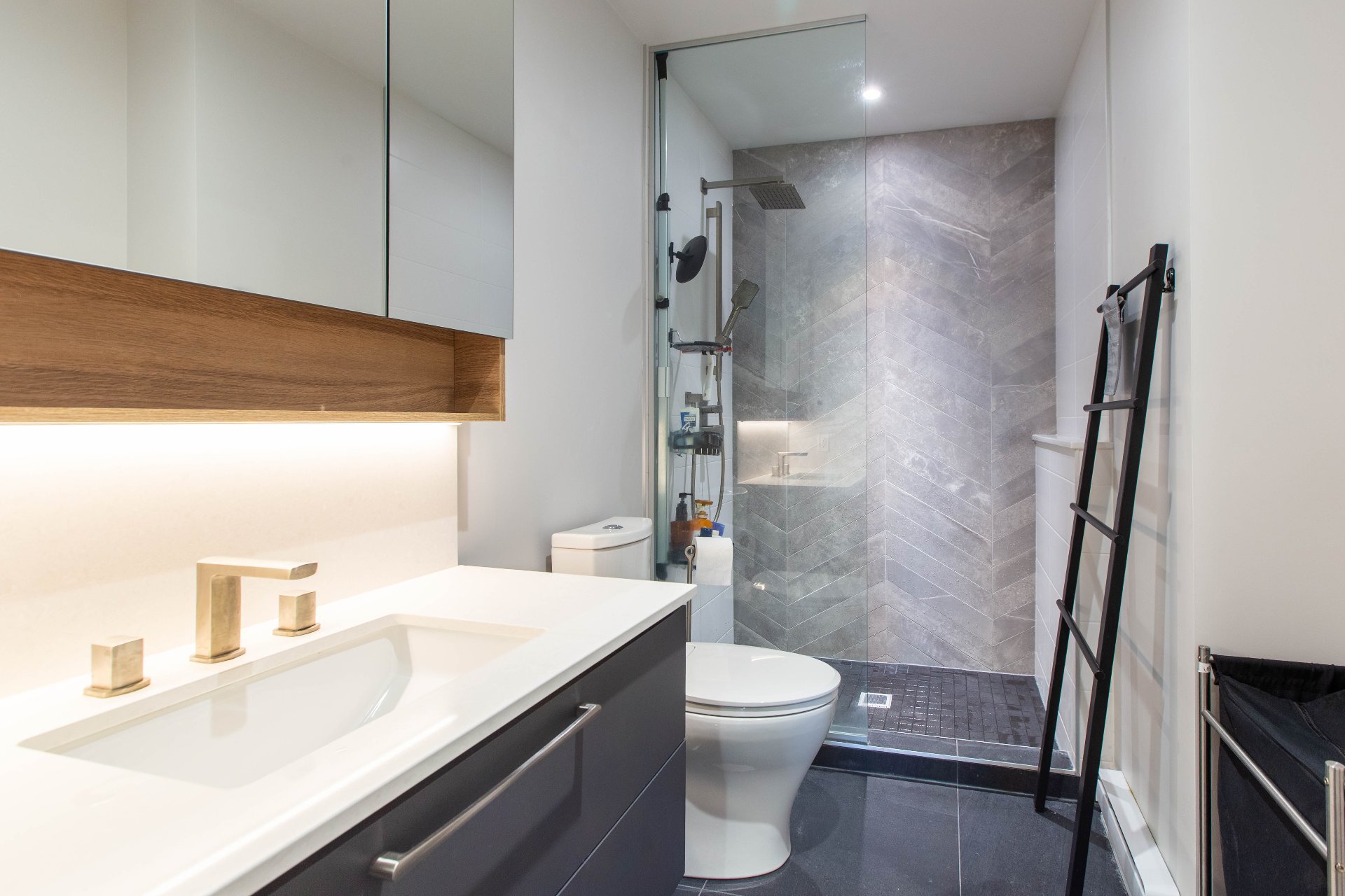 Photo - Ensuite bathroom
