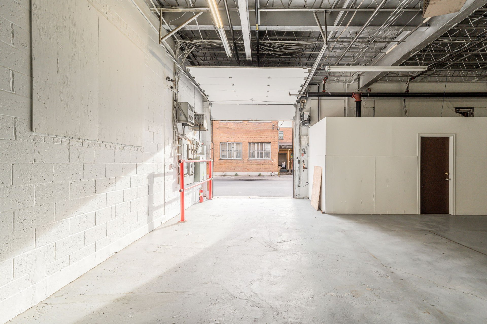 Photo - Shipping (door/dock)