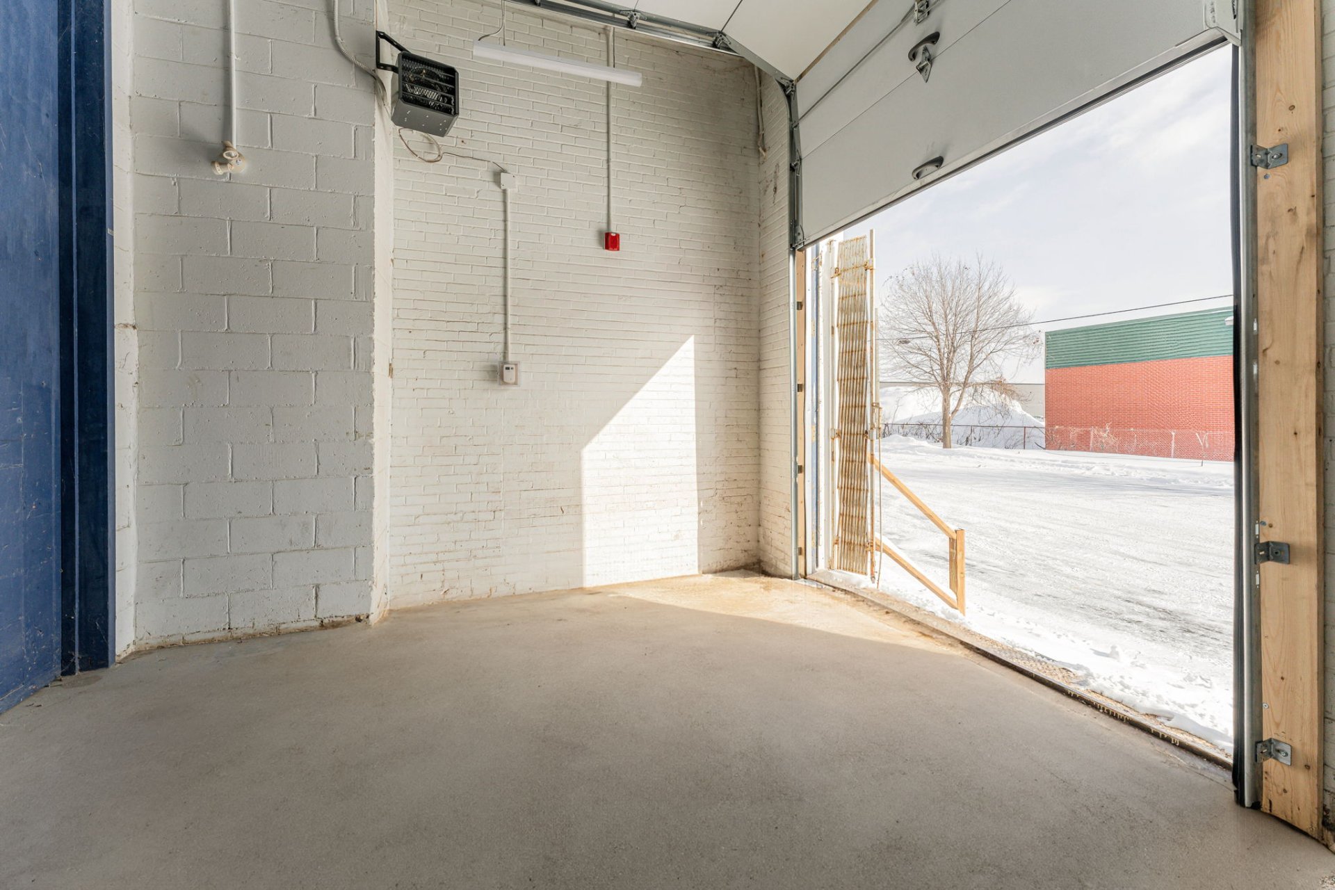 Photo - Shipping (door/dock)