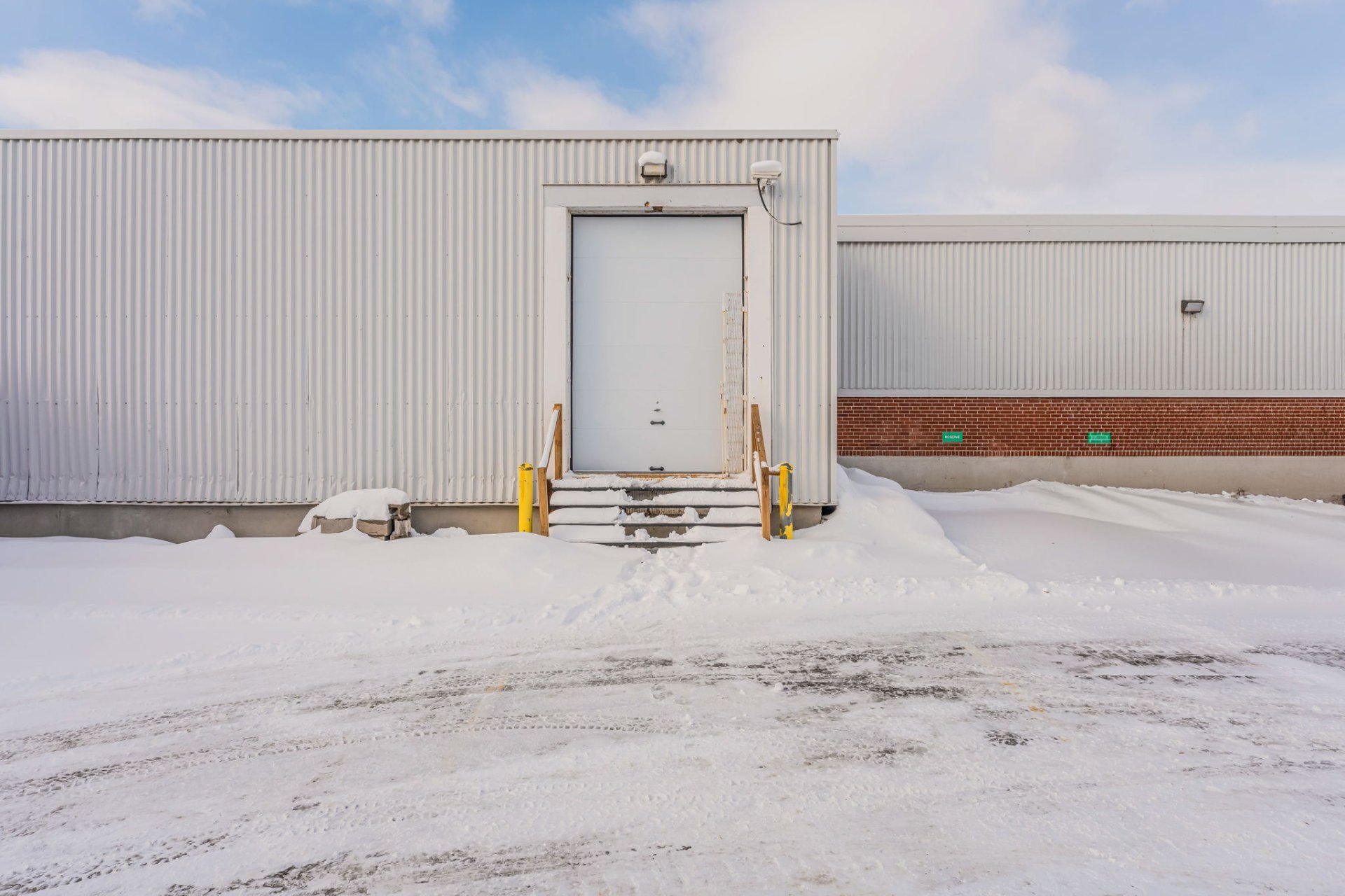Photo - Shipping (door/dock)