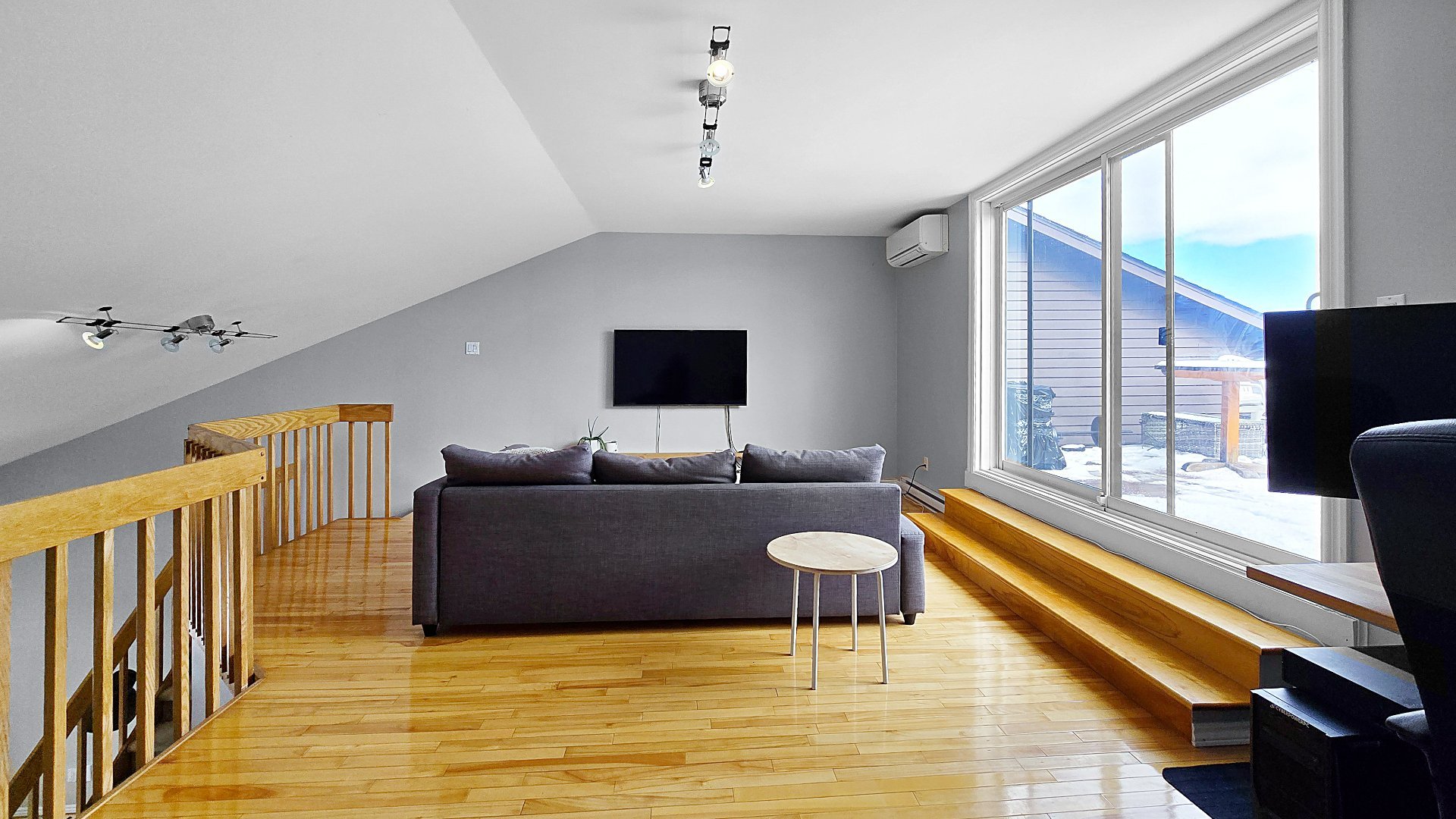 Photo - Mezzanine