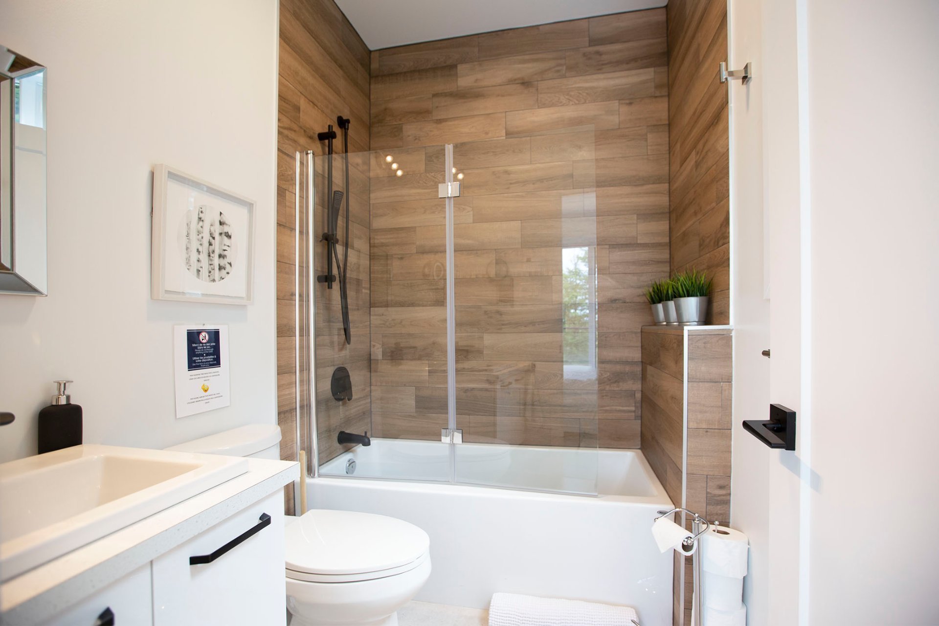 Photo - Ensuite bathroom