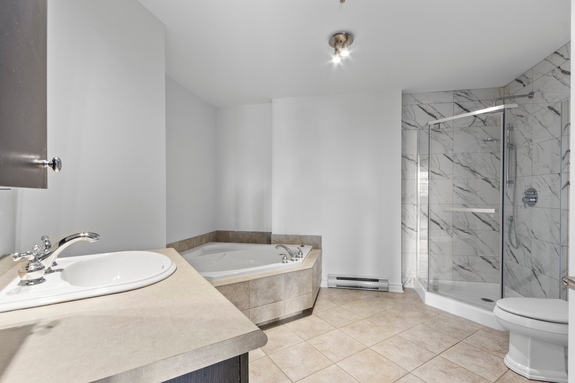 Photo - Salle de bains attenante à la CCP