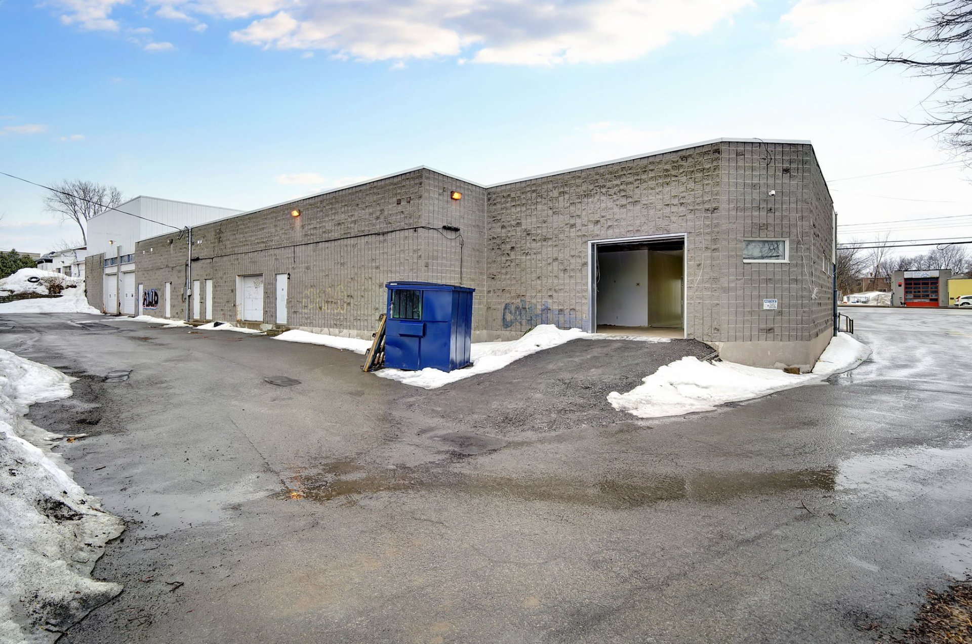 Photo - Shipping (door/dock)