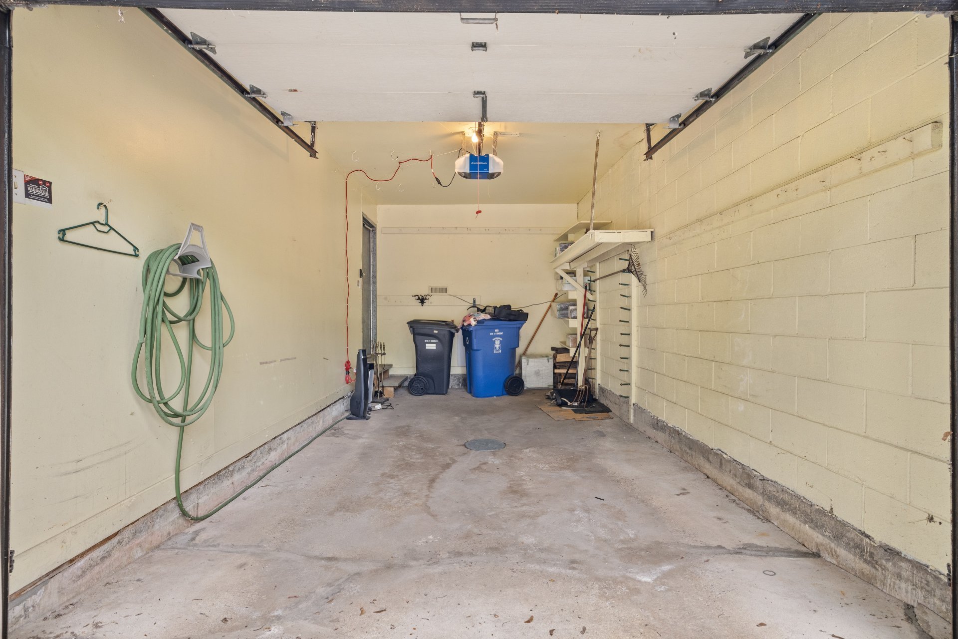 Photo - Garage