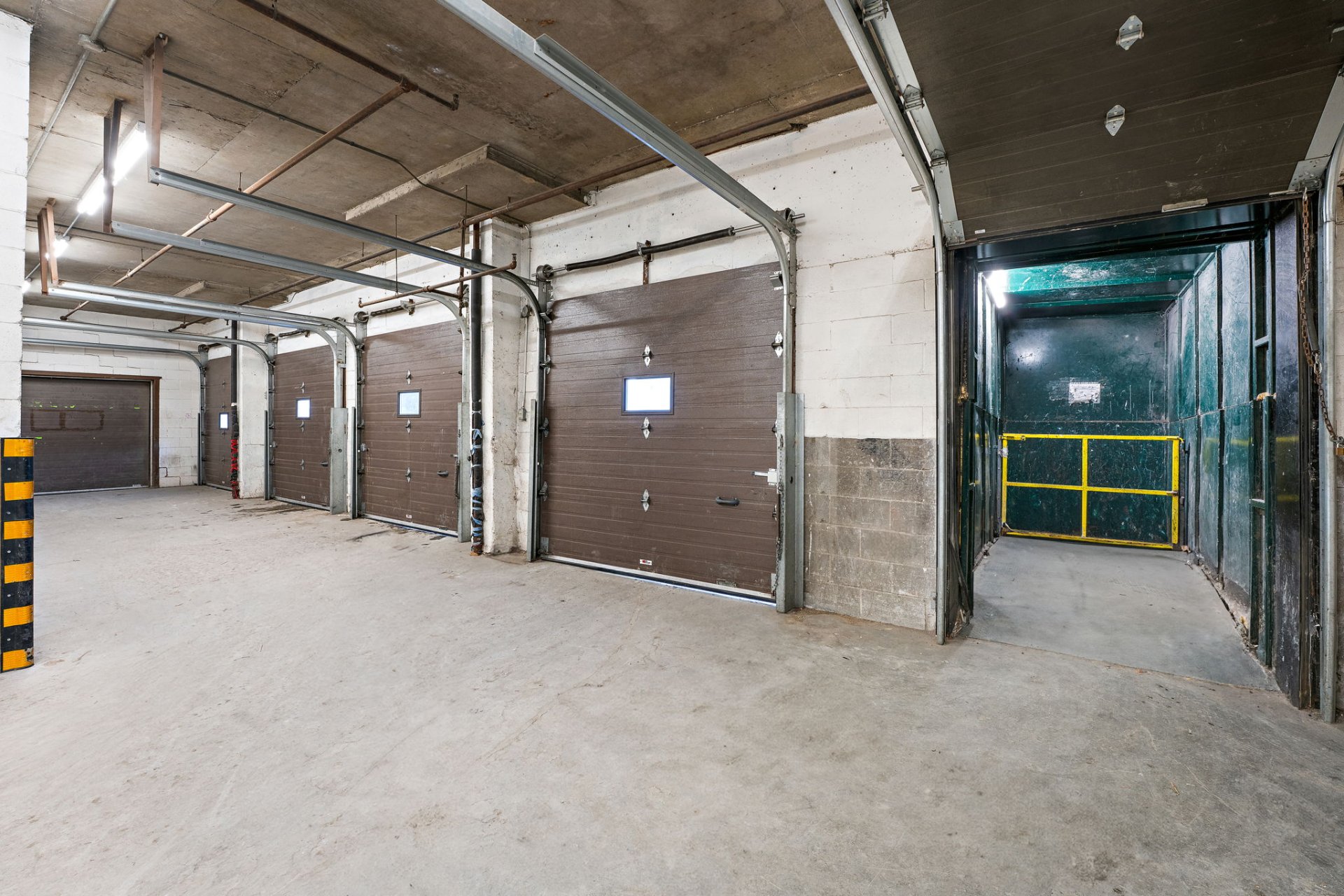 Photo - Shipping (door/dock)