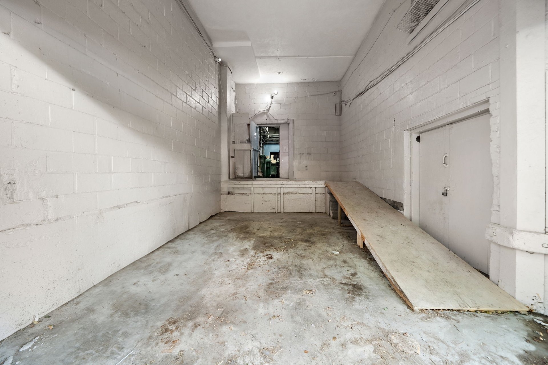 Photo - Shipping (door/dock)