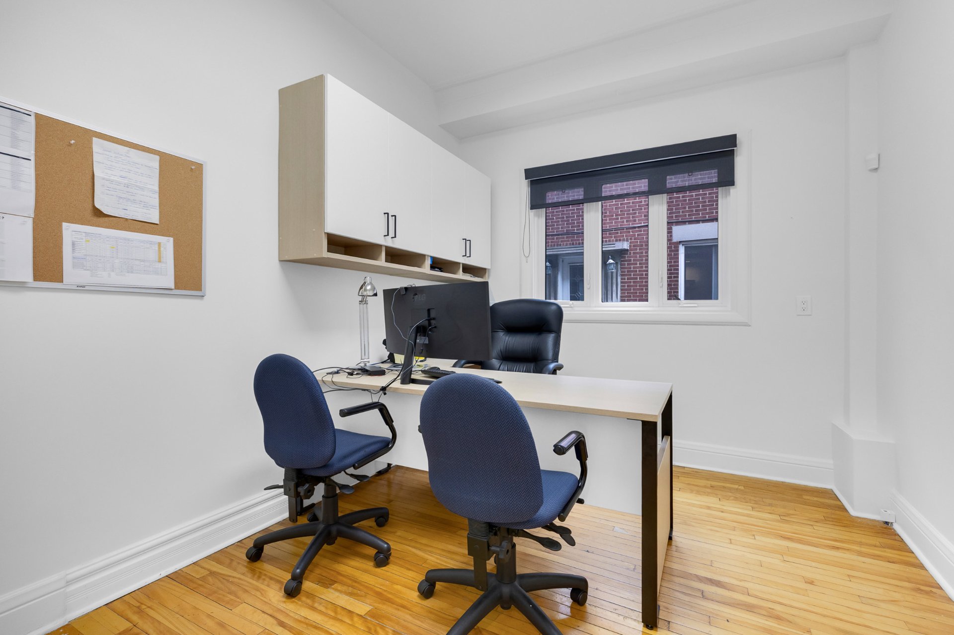 Photo - Bureau