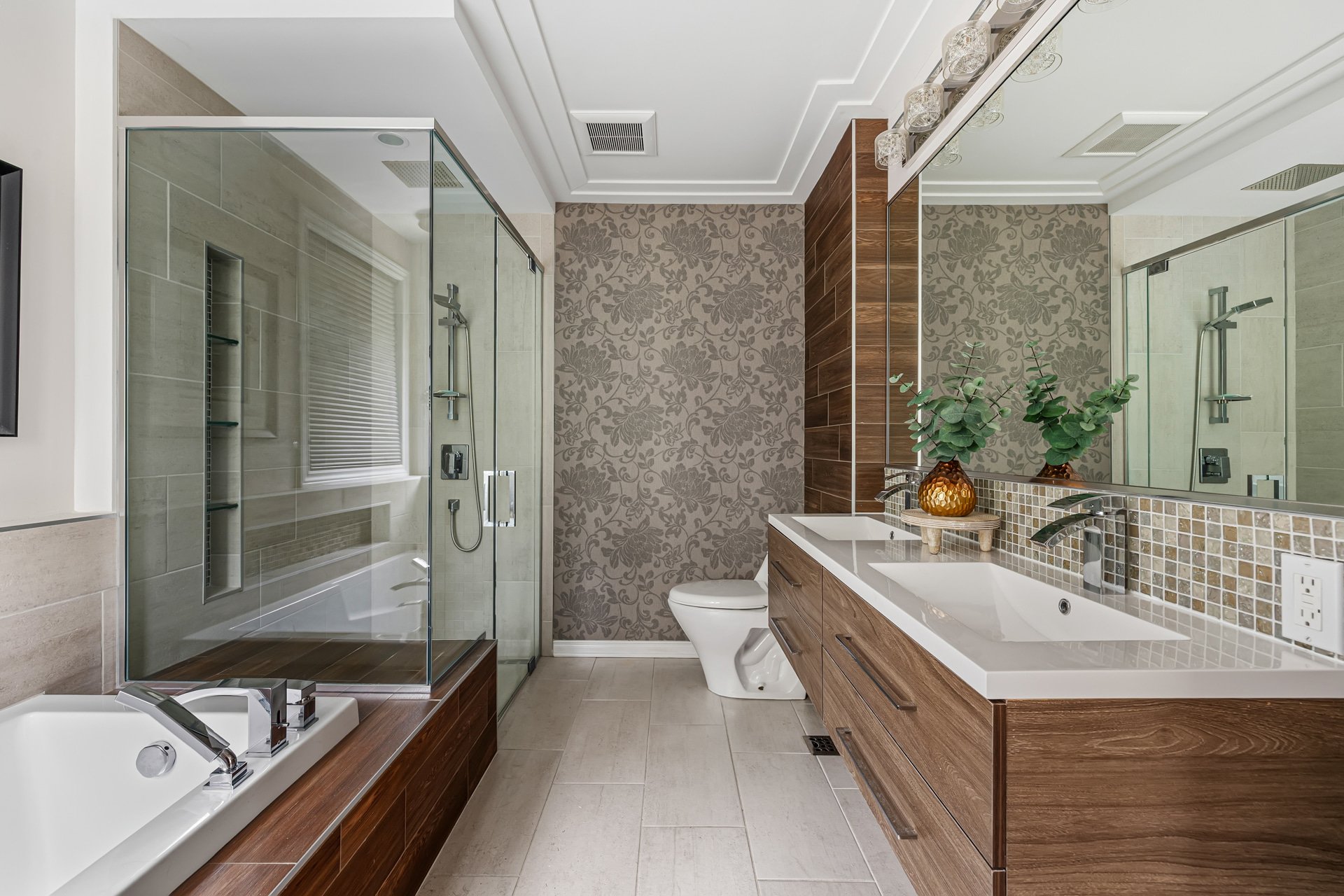 Photo - Ensuite bathroom