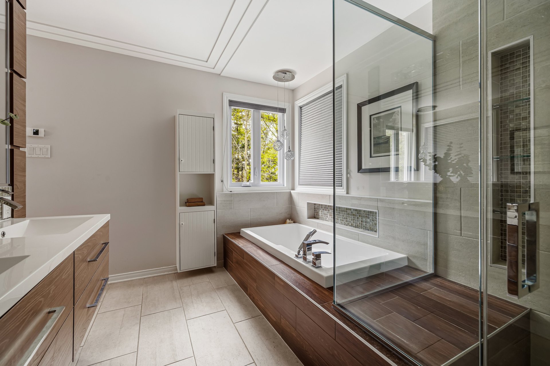 Photo - Ensuite bathroom