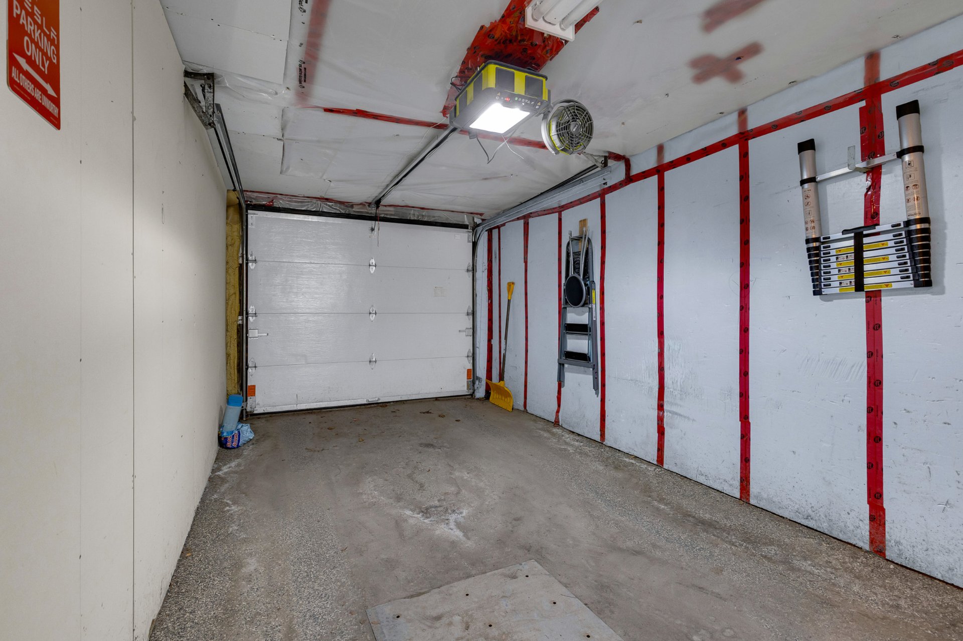 Photo - Garage