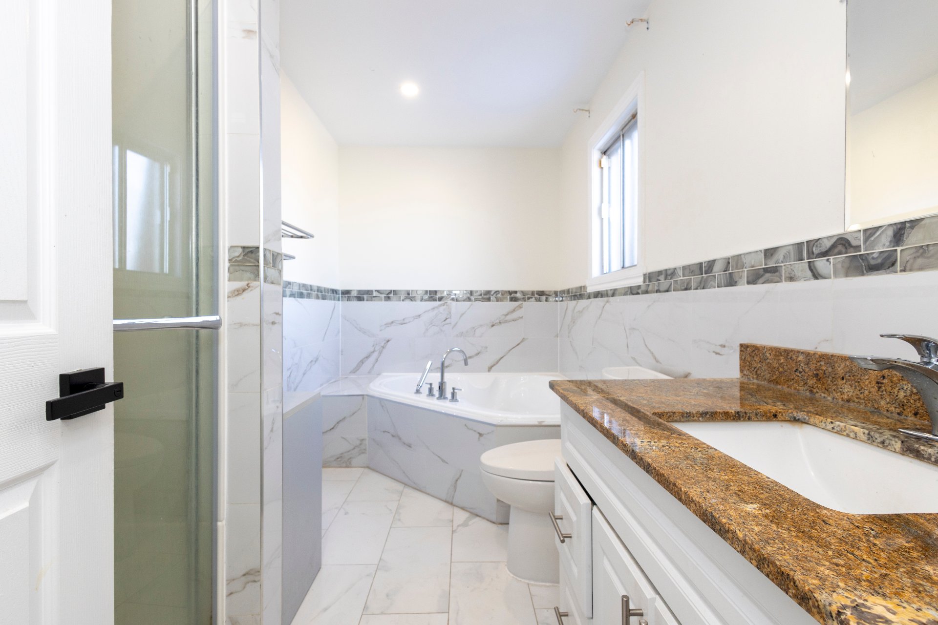 Photo - Ensuite bathroom