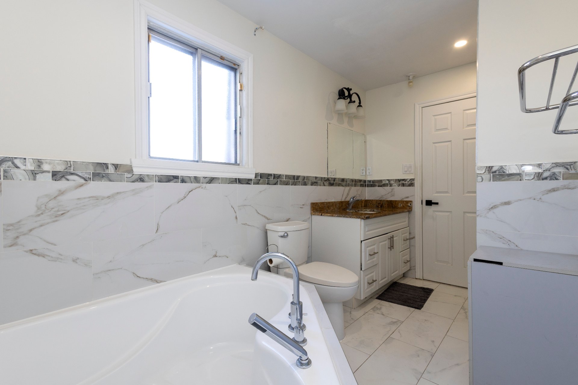 Photo - Ensuite bathroom