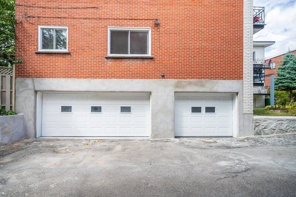 Photo - Garage