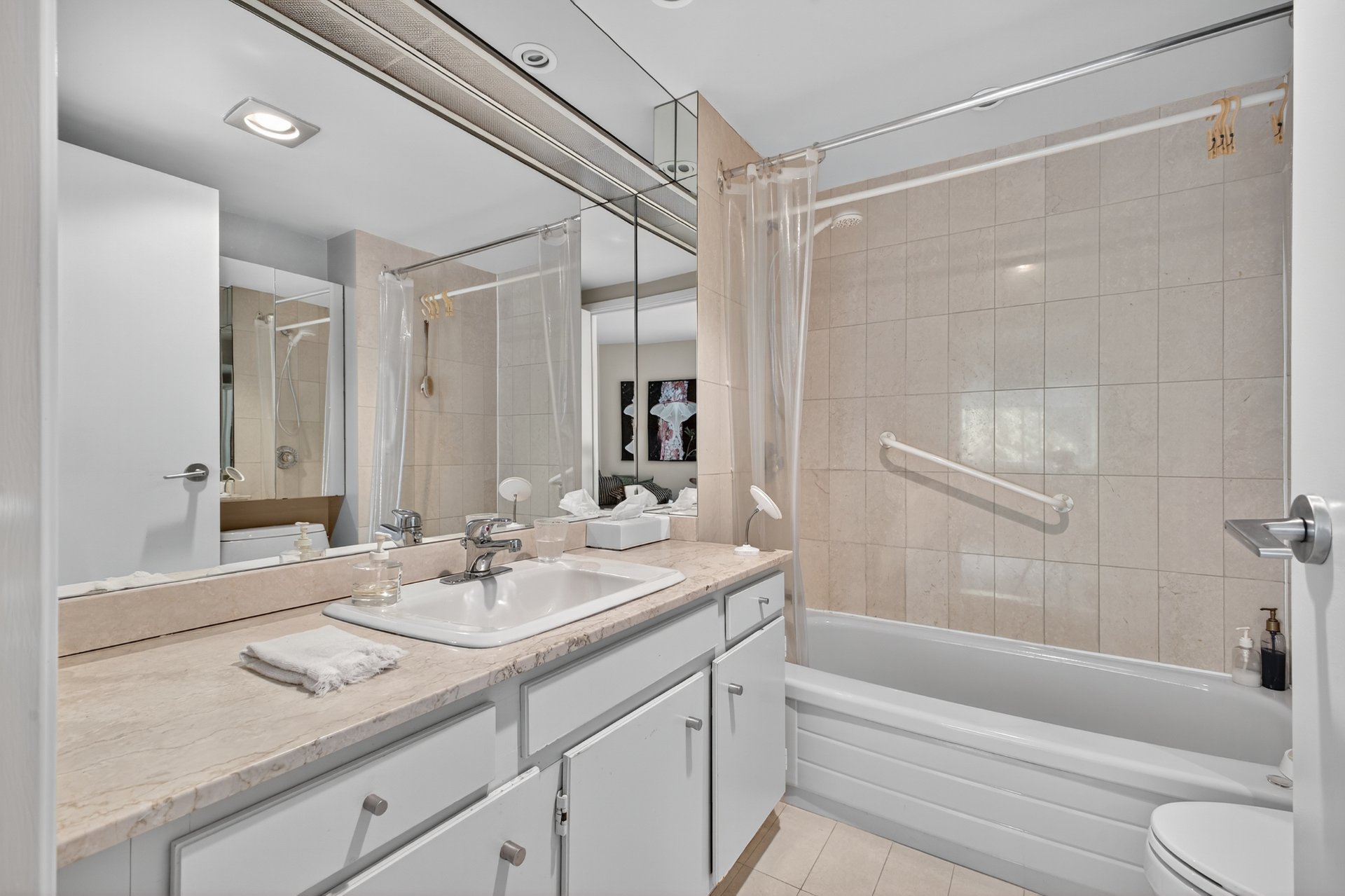 Photo - Ensuite bathroom