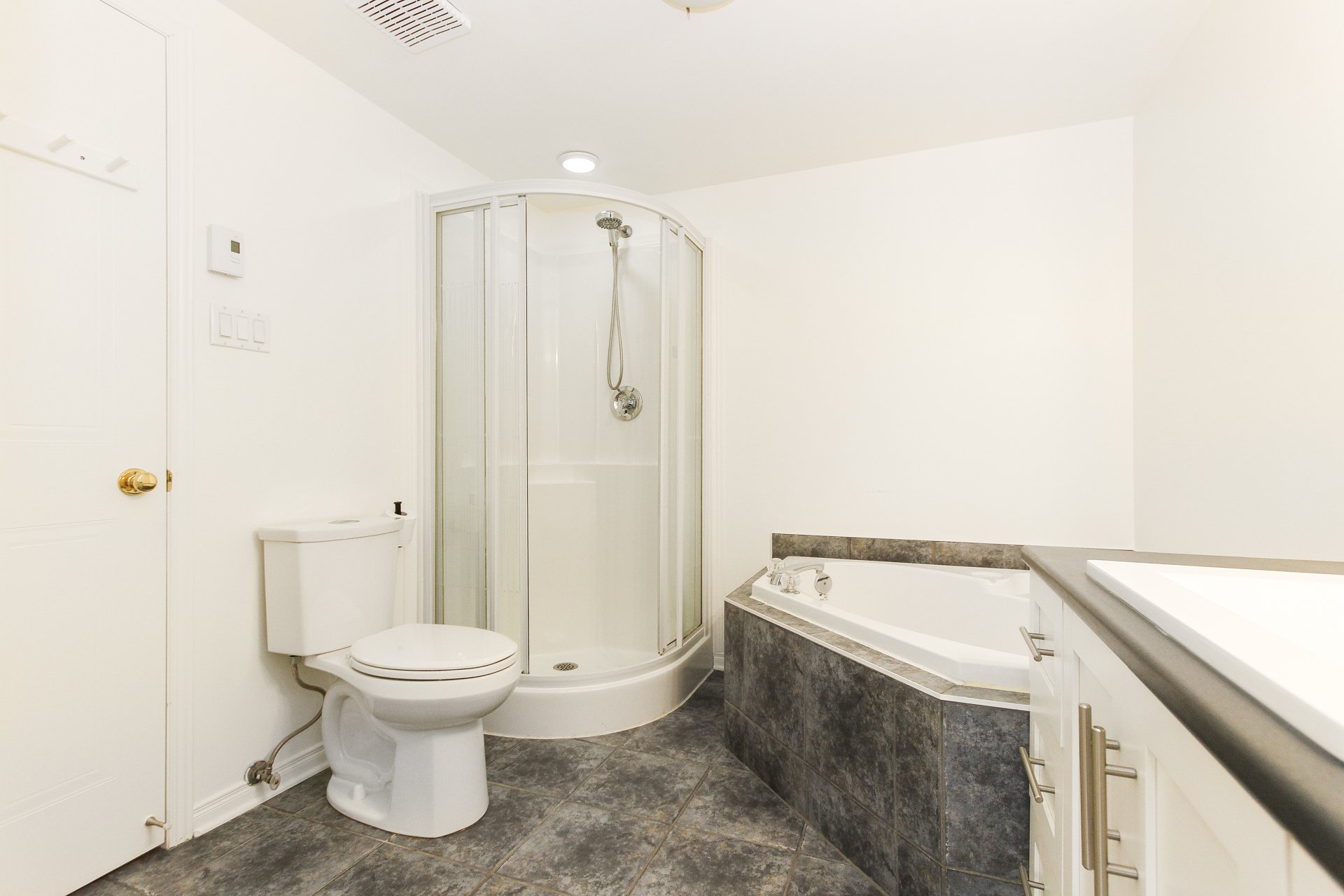 Photo - Ensuite bathroom