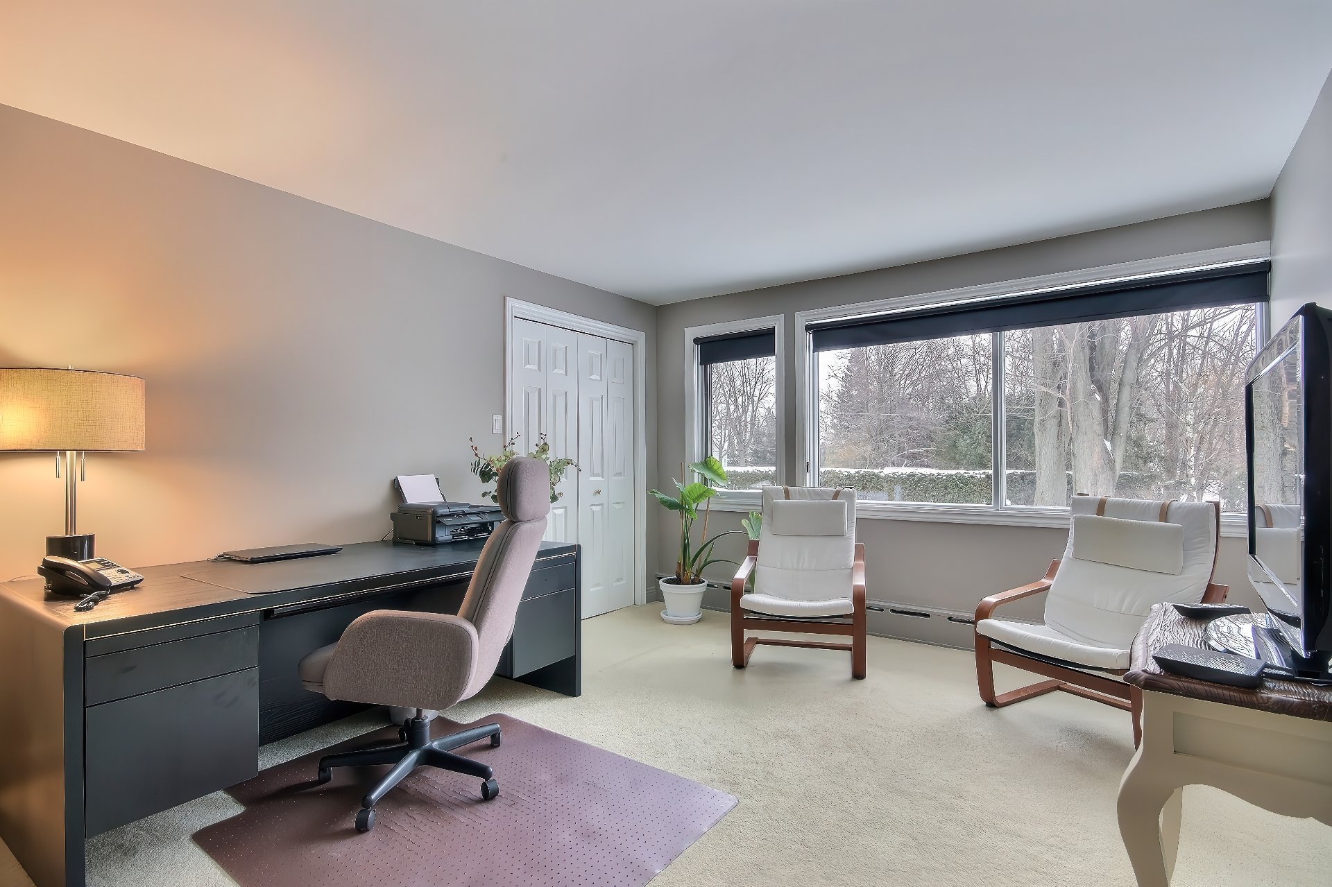 Photo - Bureau