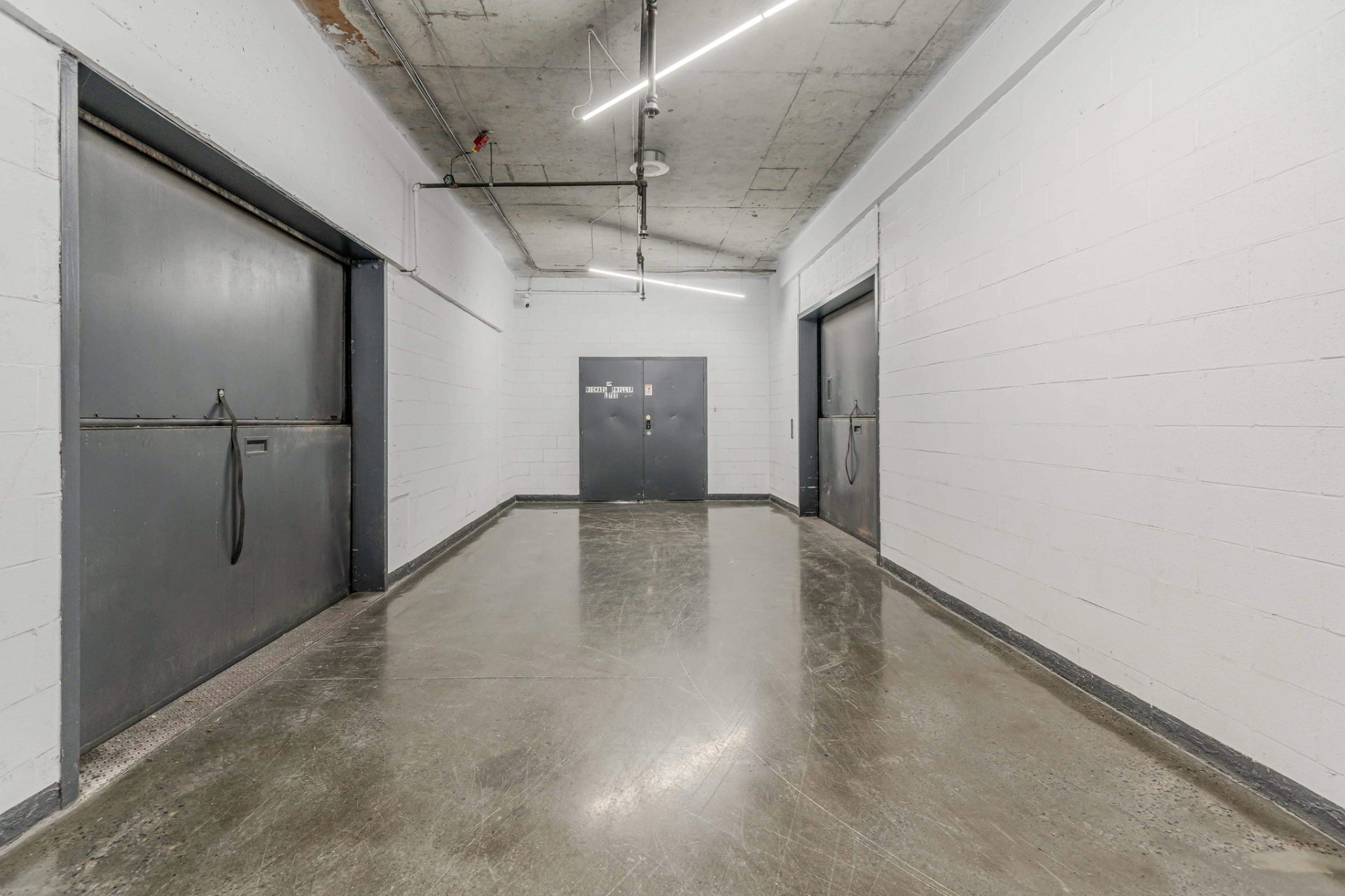 Photo - Shipping (door/dock)