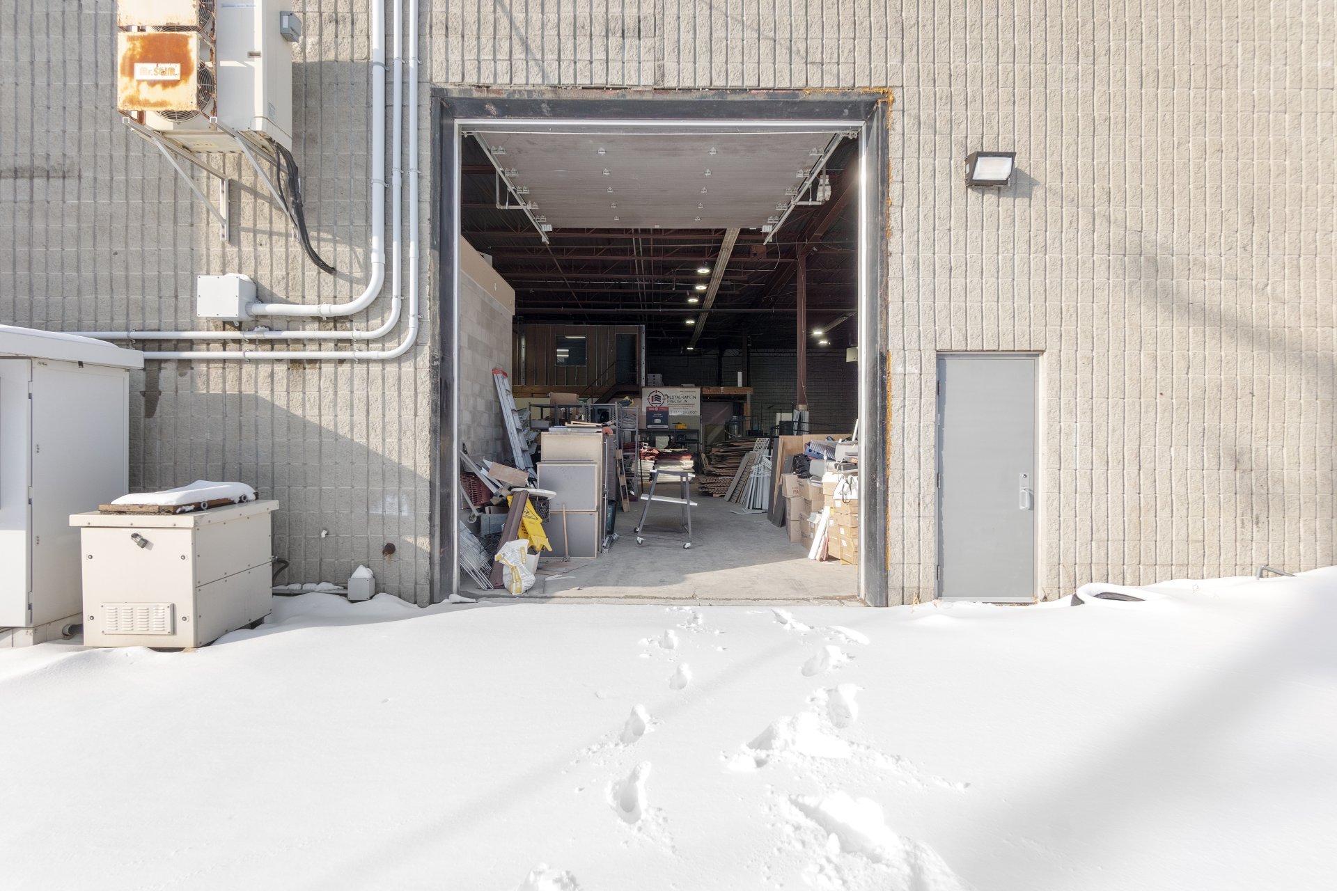 Photo - Shipping (door/dock)