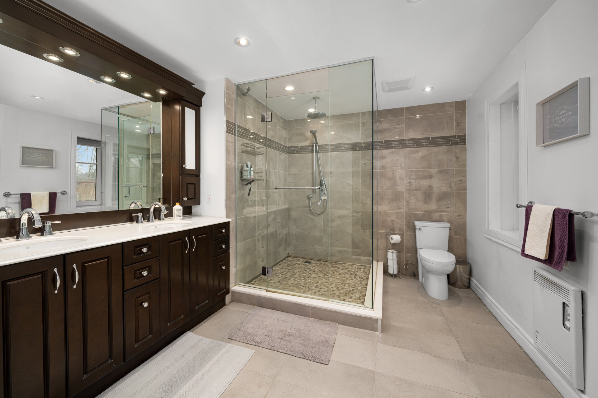 Photo - Ensuite bathroom