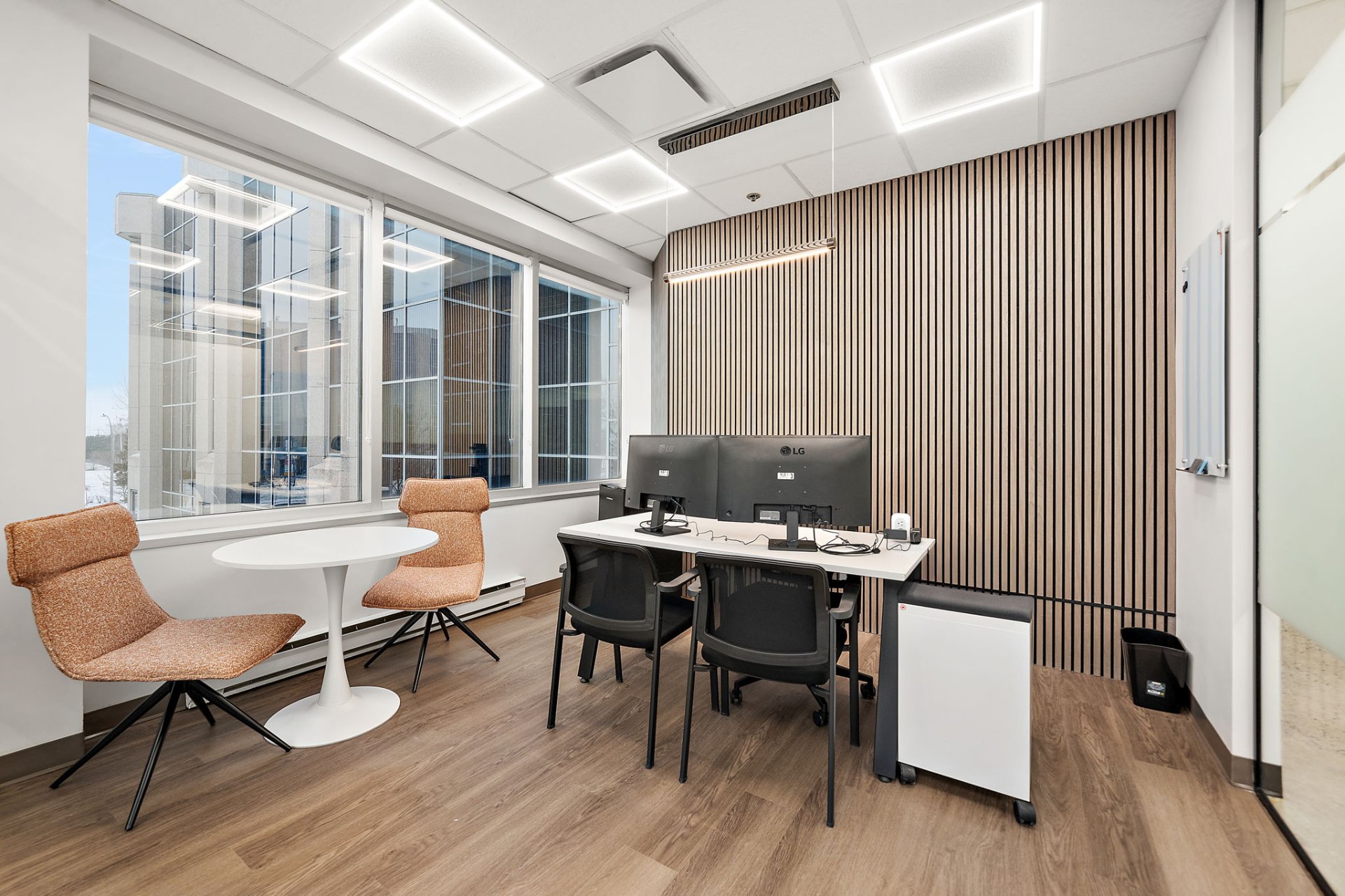 Photo - Bureau