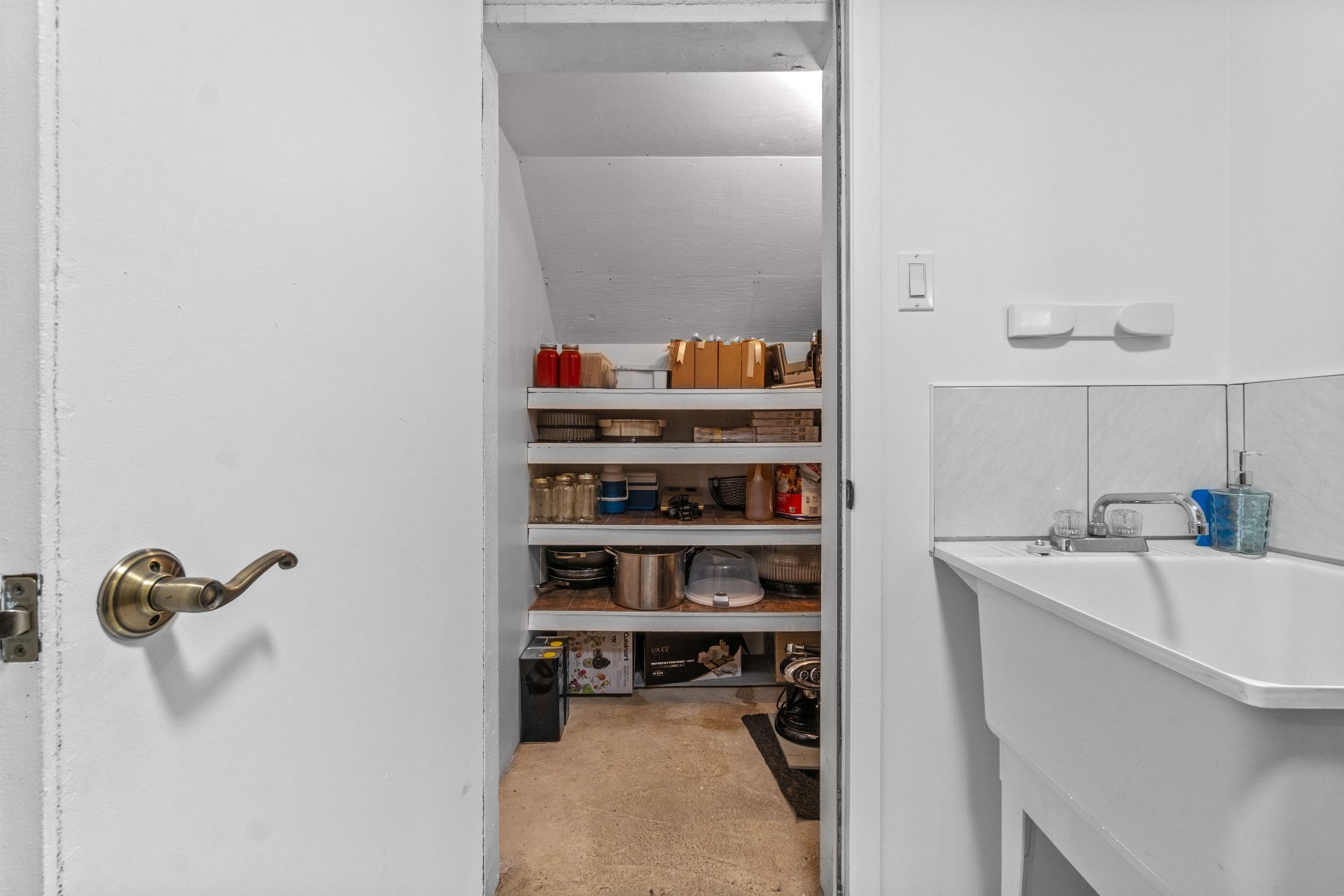 Photo - Cave/ chambre froide