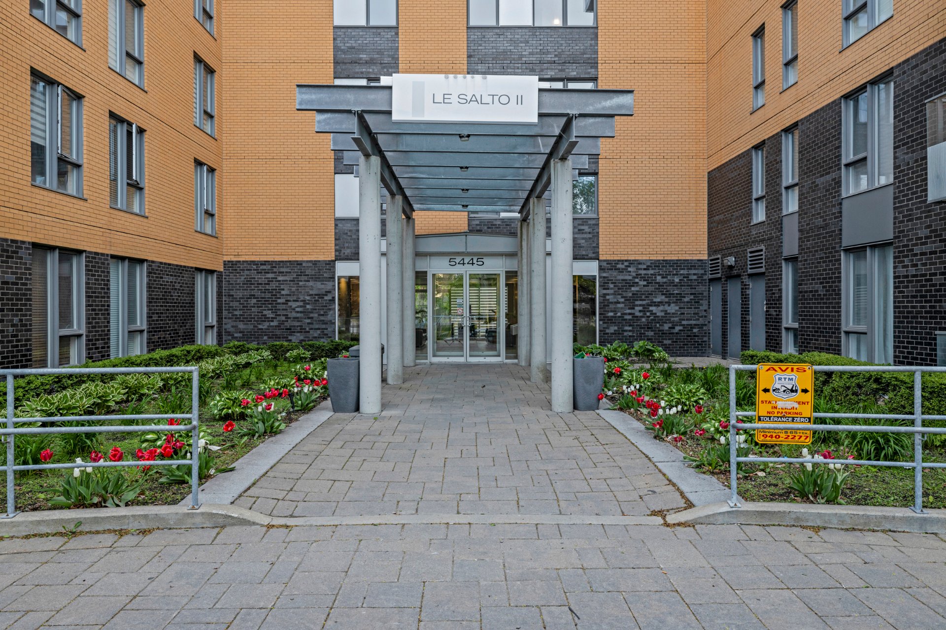 Photo - Façade